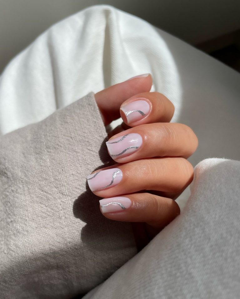 Почему полупрозрачный маникюр весной выглядит дороже