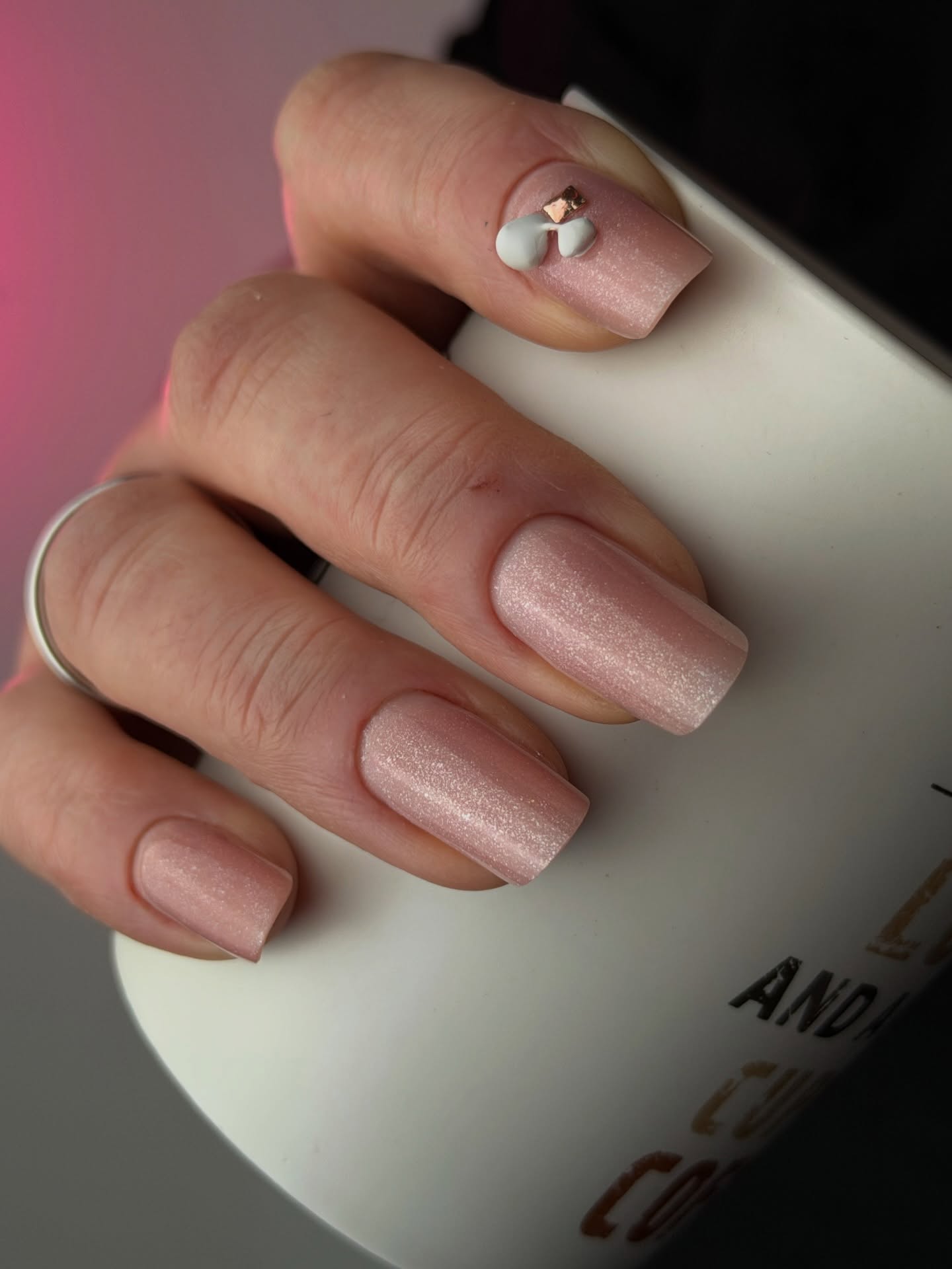 Бежевый маникюр весной 2026: тихая сенсация сезона