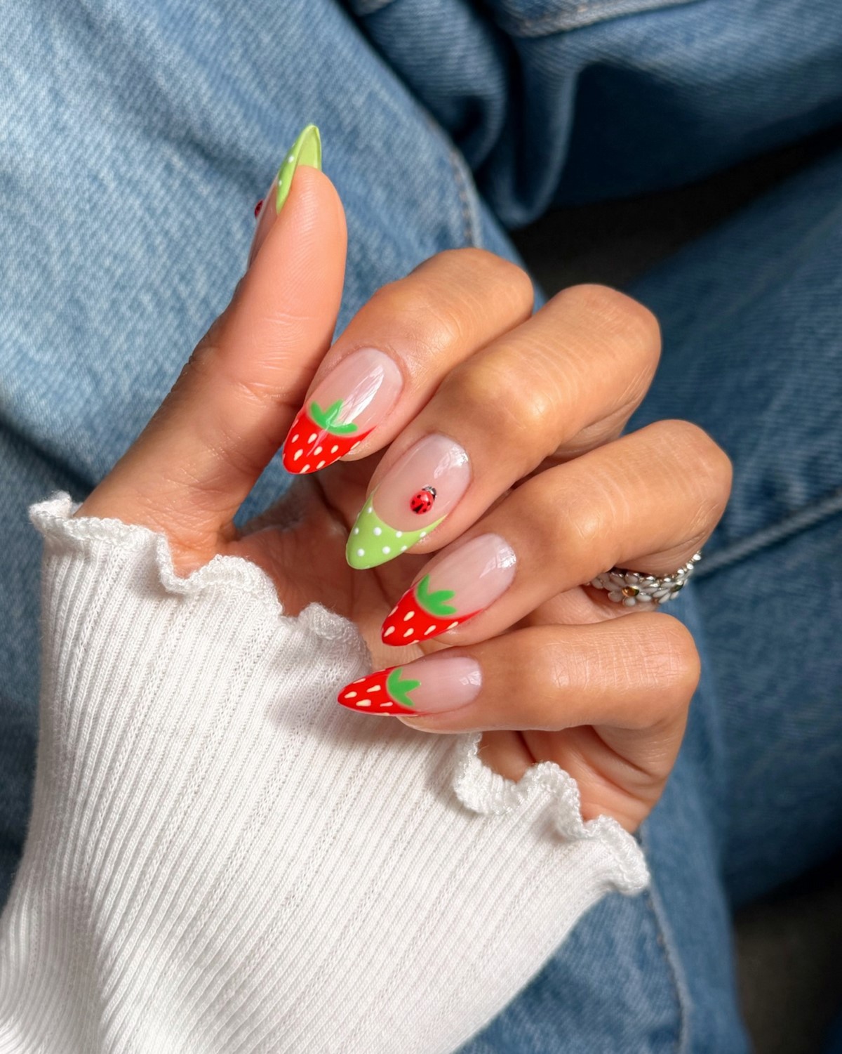 Дофаминовый маникюр весной 2026: взрыв цвета на ваших ногтях