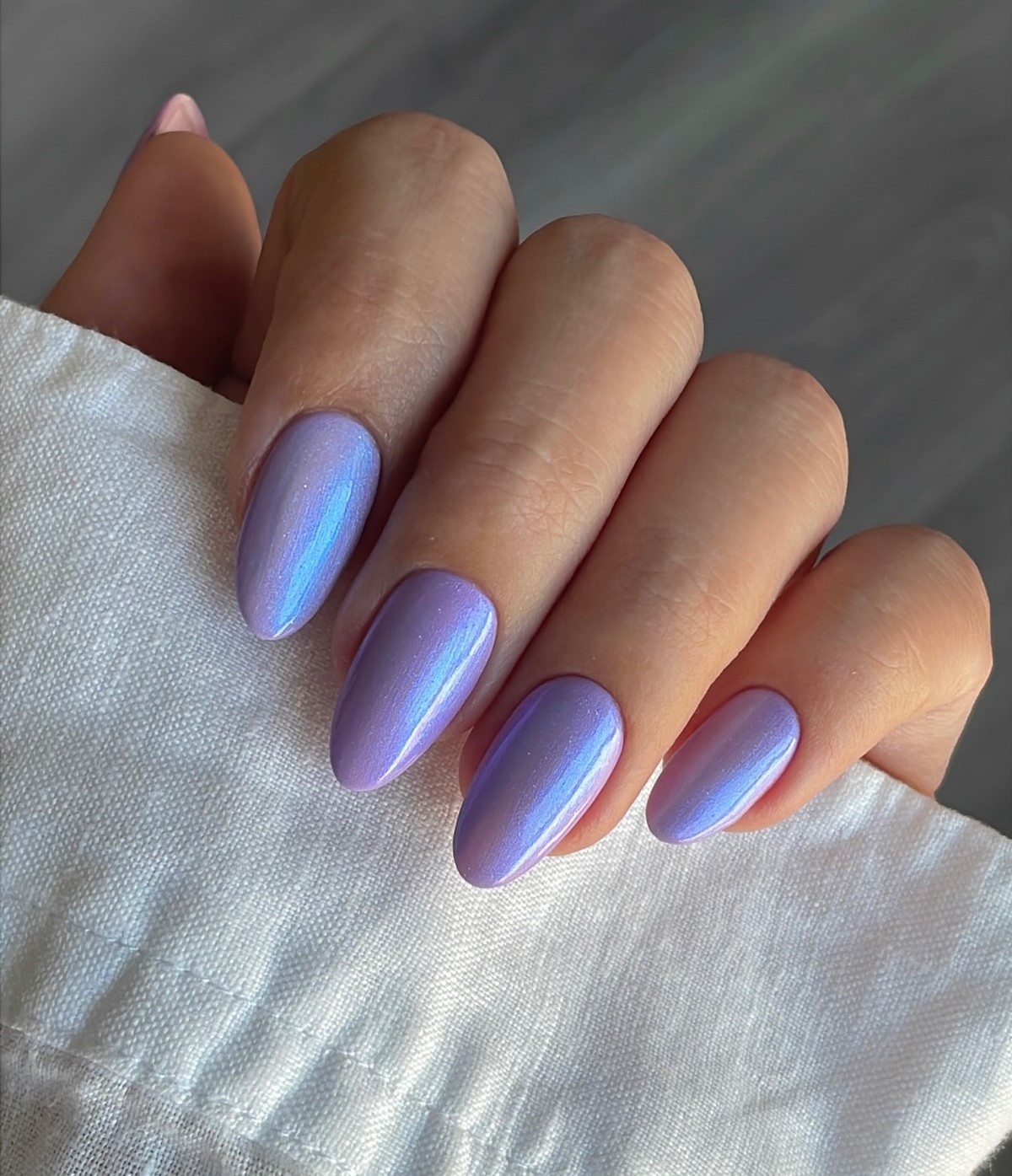 Почему лавандовый маникюр весной выглядит нежнее розового