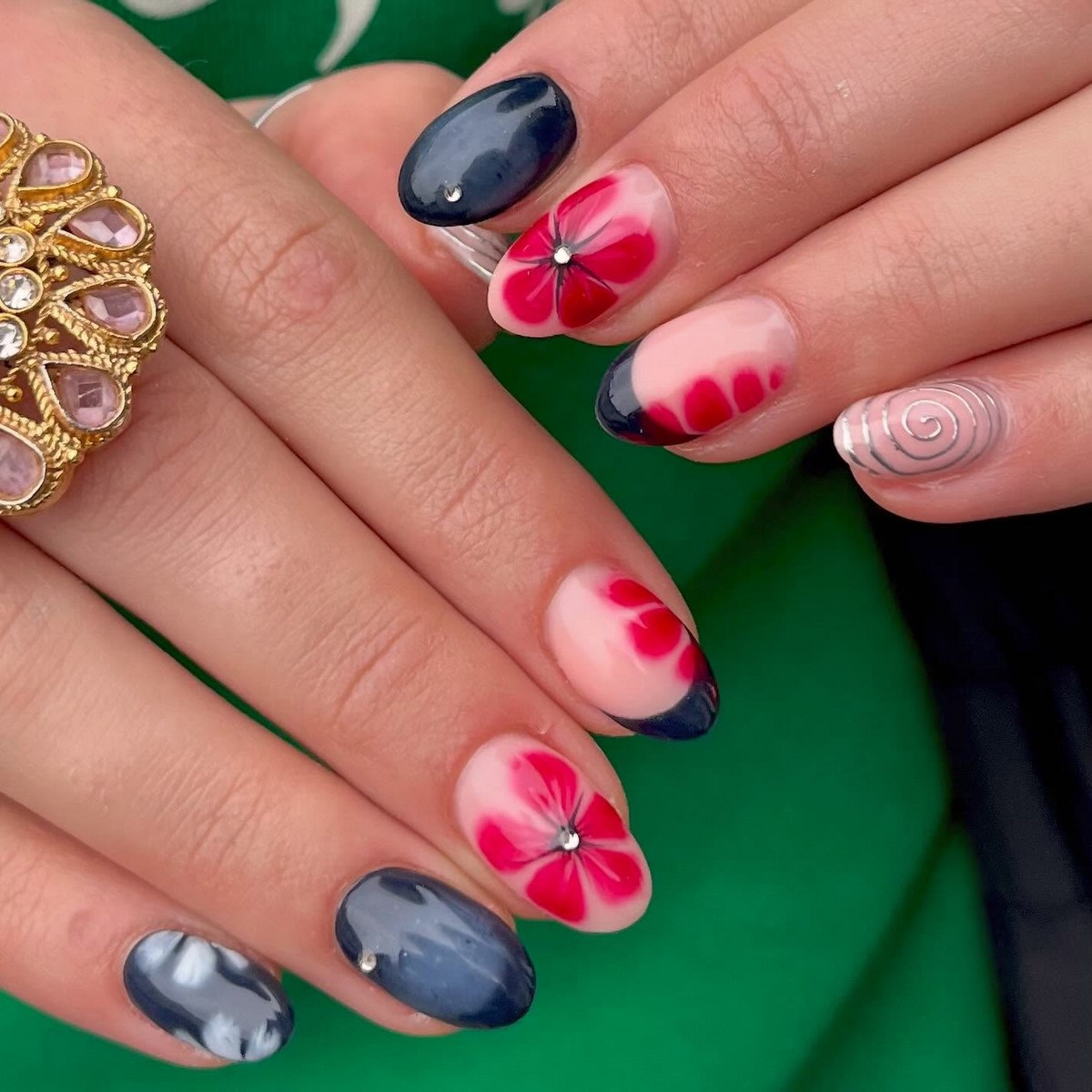 Маникюр апрель 2026: 7 оттенков, которые диктуют стиль