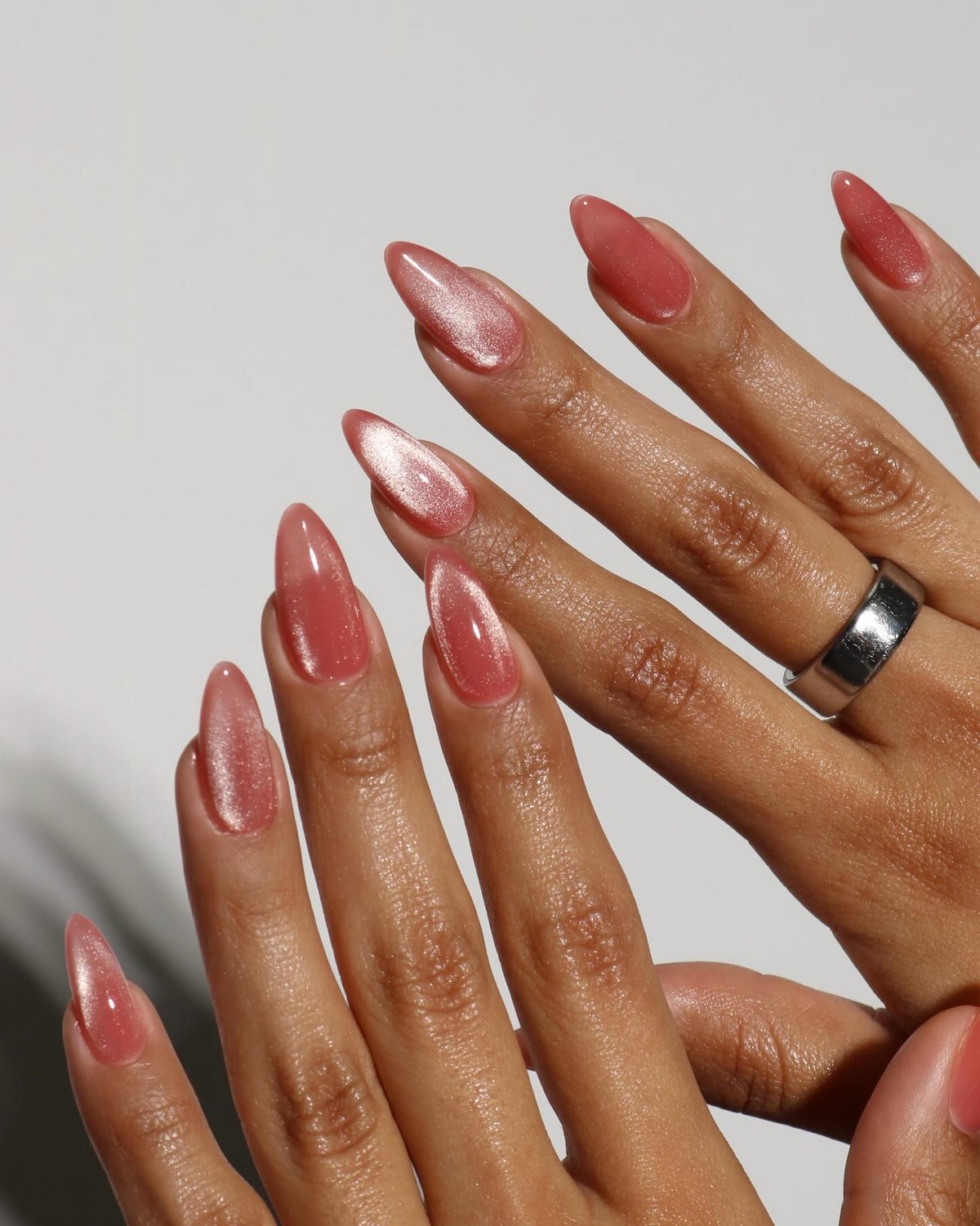 Кошачий глаз на ногтях: 5 оттенков, которые в тренде