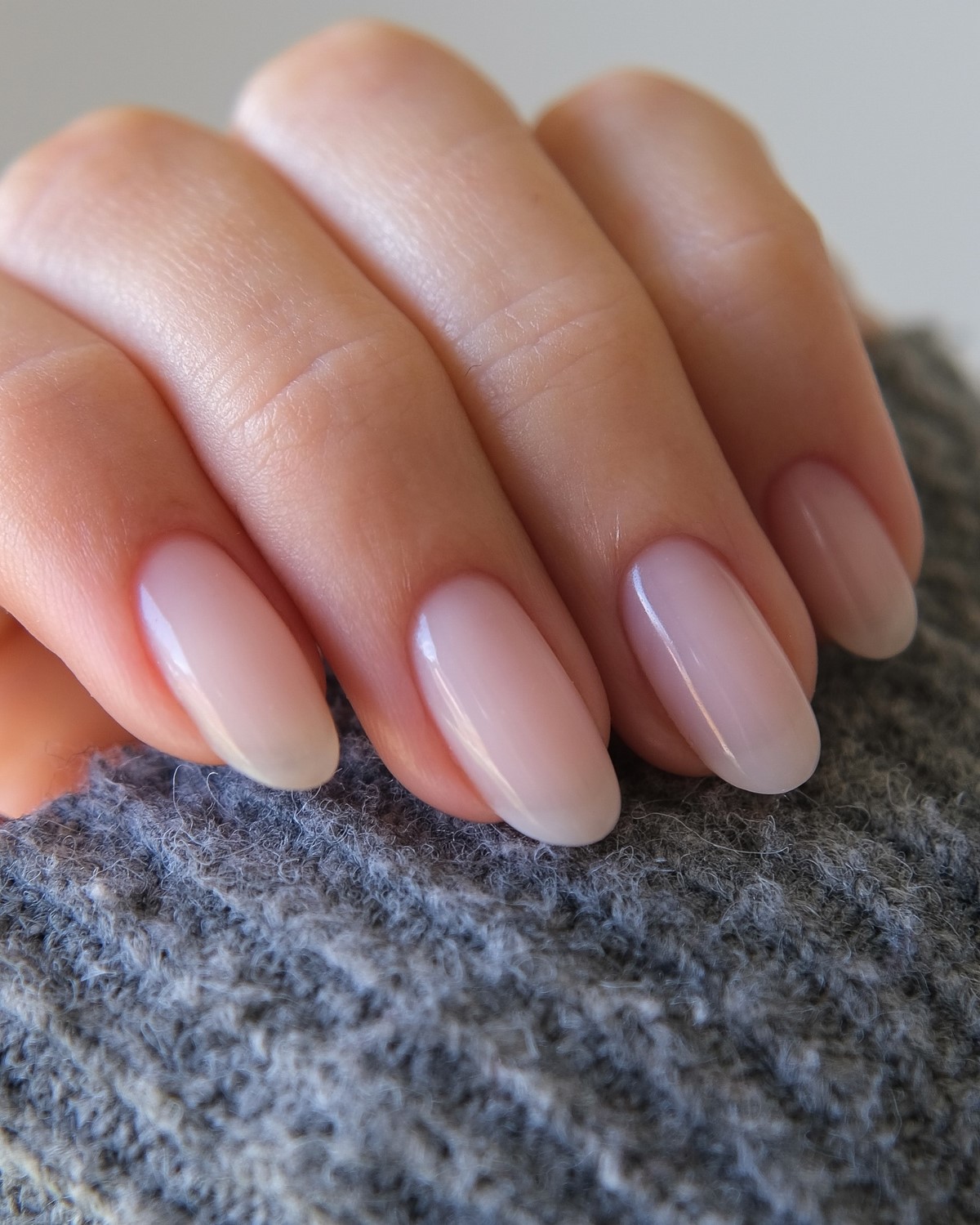 Маникюр на май 2026: оттенки, которые уже меняют тренды