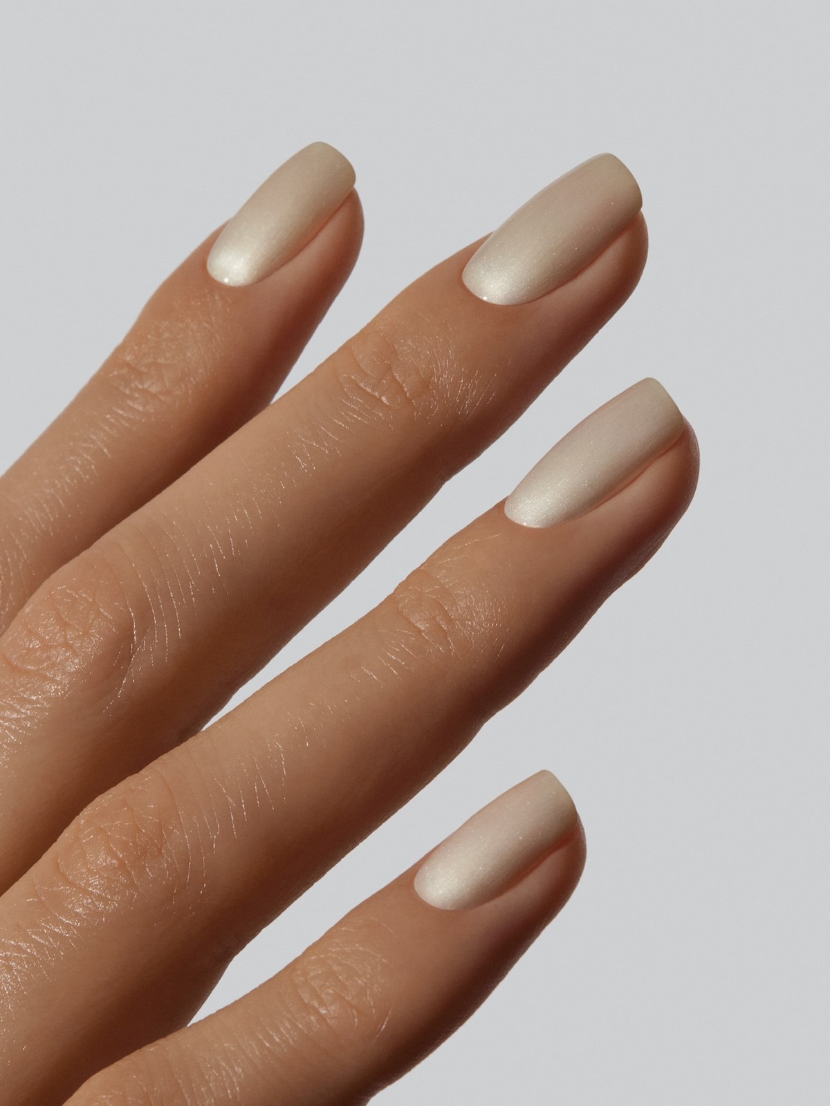 Маникюр с мягким блеском: минимализм, который выглядит дорого