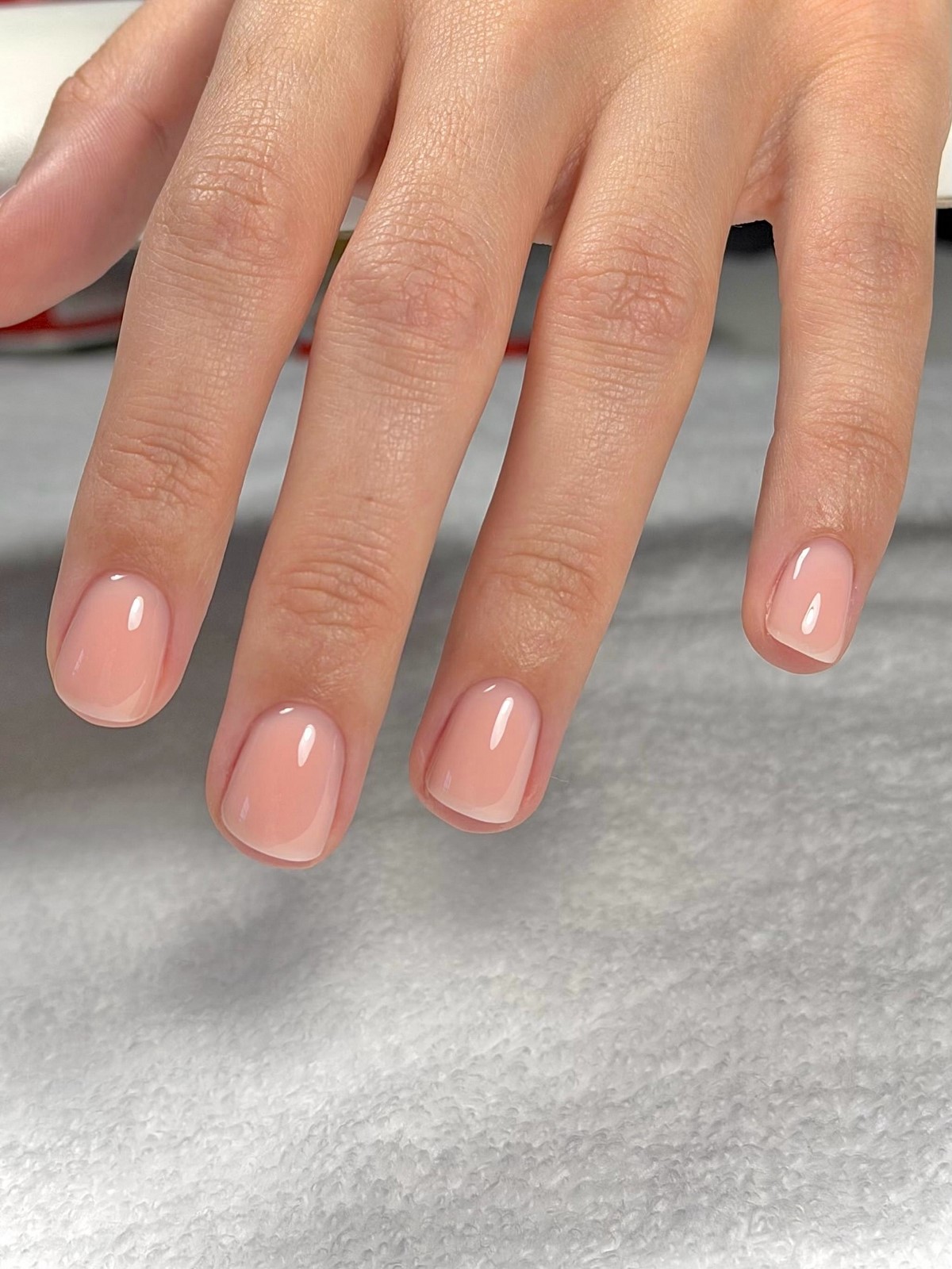 Маникюр с эффектом “чистых ногтей”: тренд, который заменил сложный дизайн