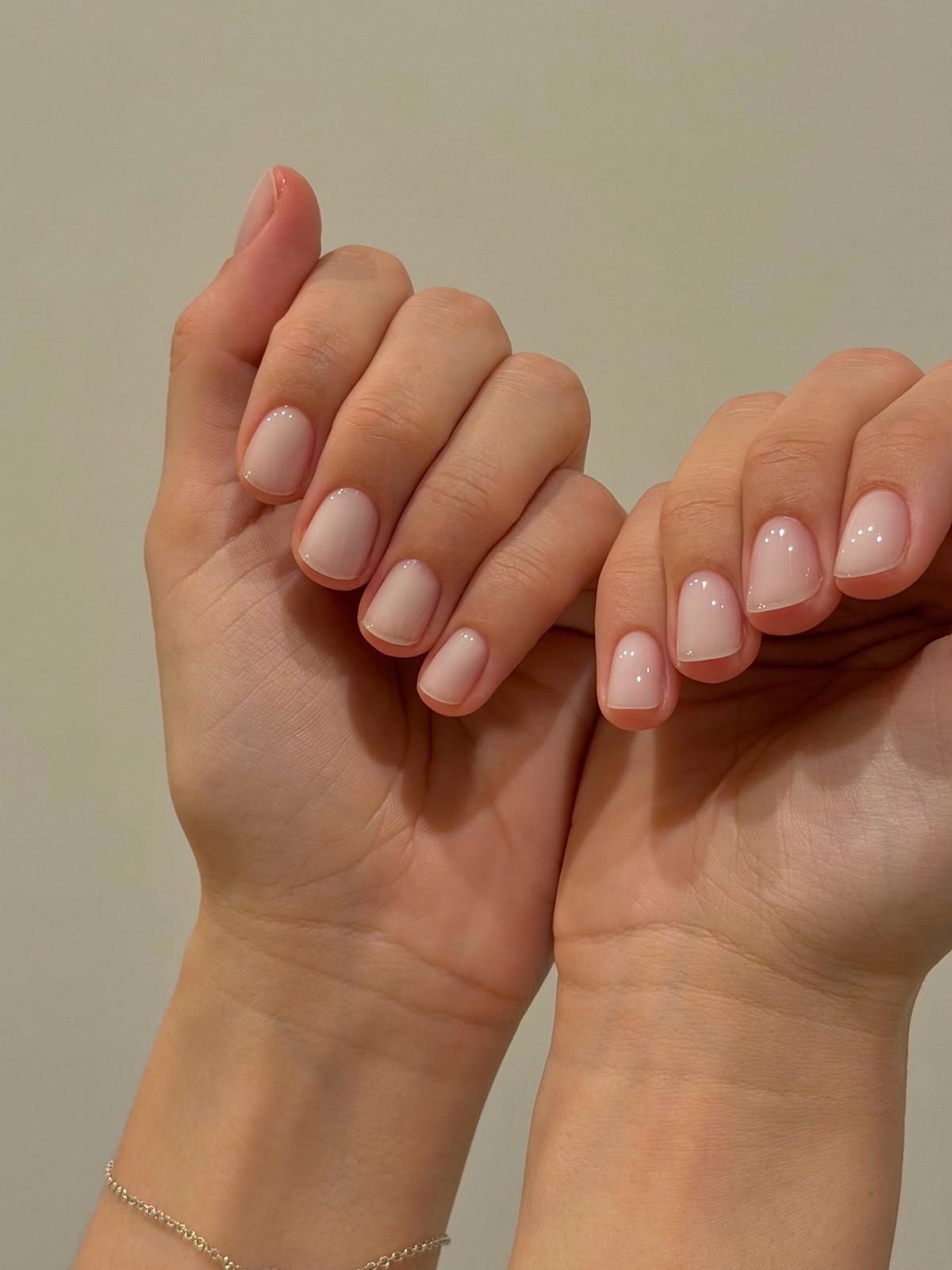 Маникюр с эффектом “чистых ногтей”: тренд, который заменил сложный дизайн