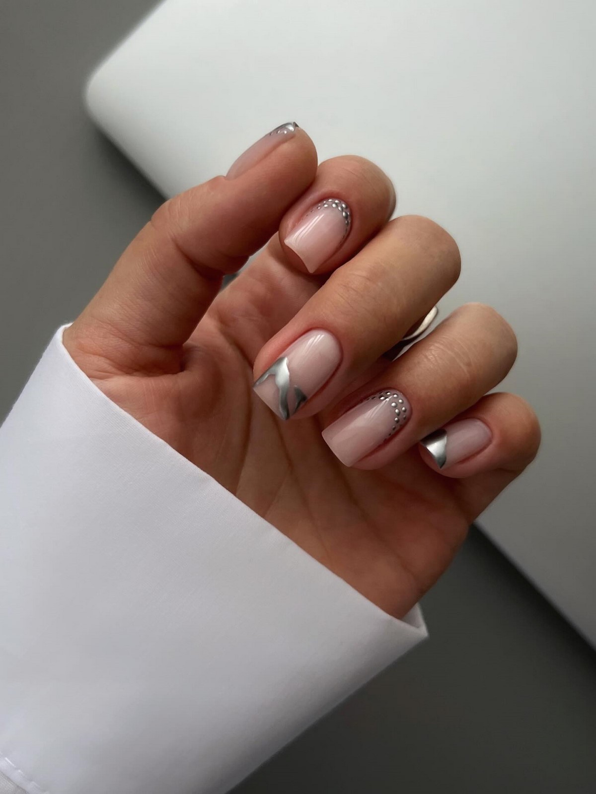 Маникюр с прозрачным центром: новый эффект легкости на ногтях