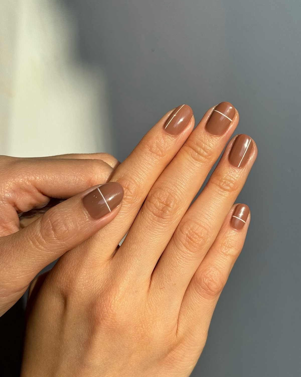 Маникюр с тонкой линией: минималистичный тренд весны 2026