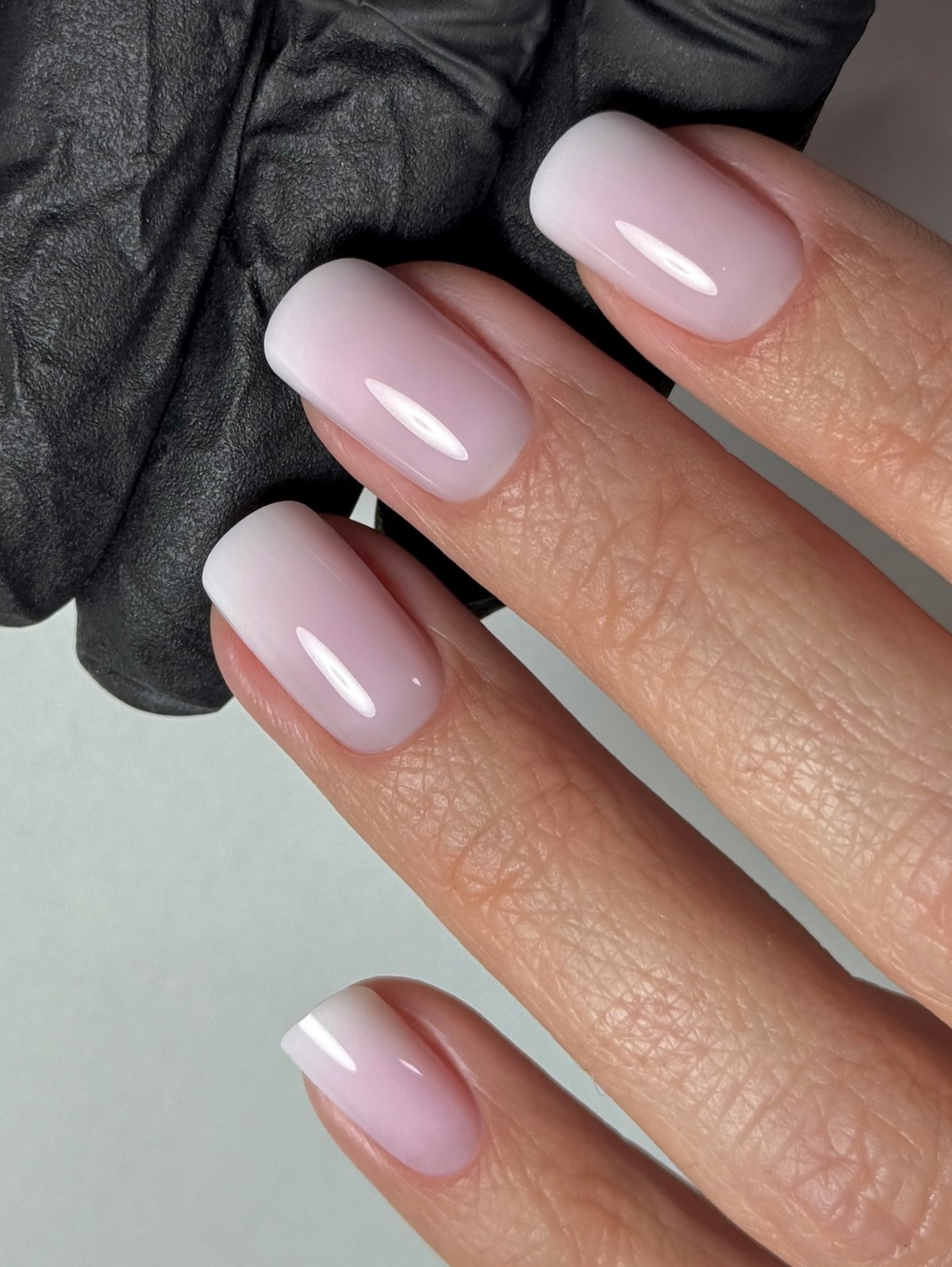 Маникюр в нежных тонах: оттенки, которые освежают руки