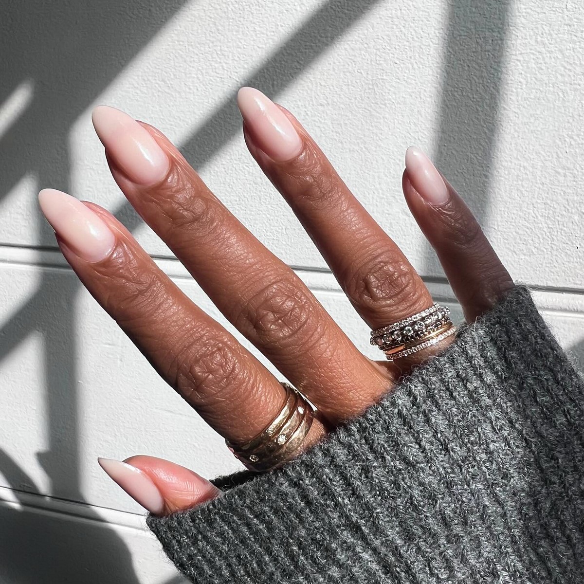 Молочный маникюр апреля 2026: новый стандарт вместо нюда