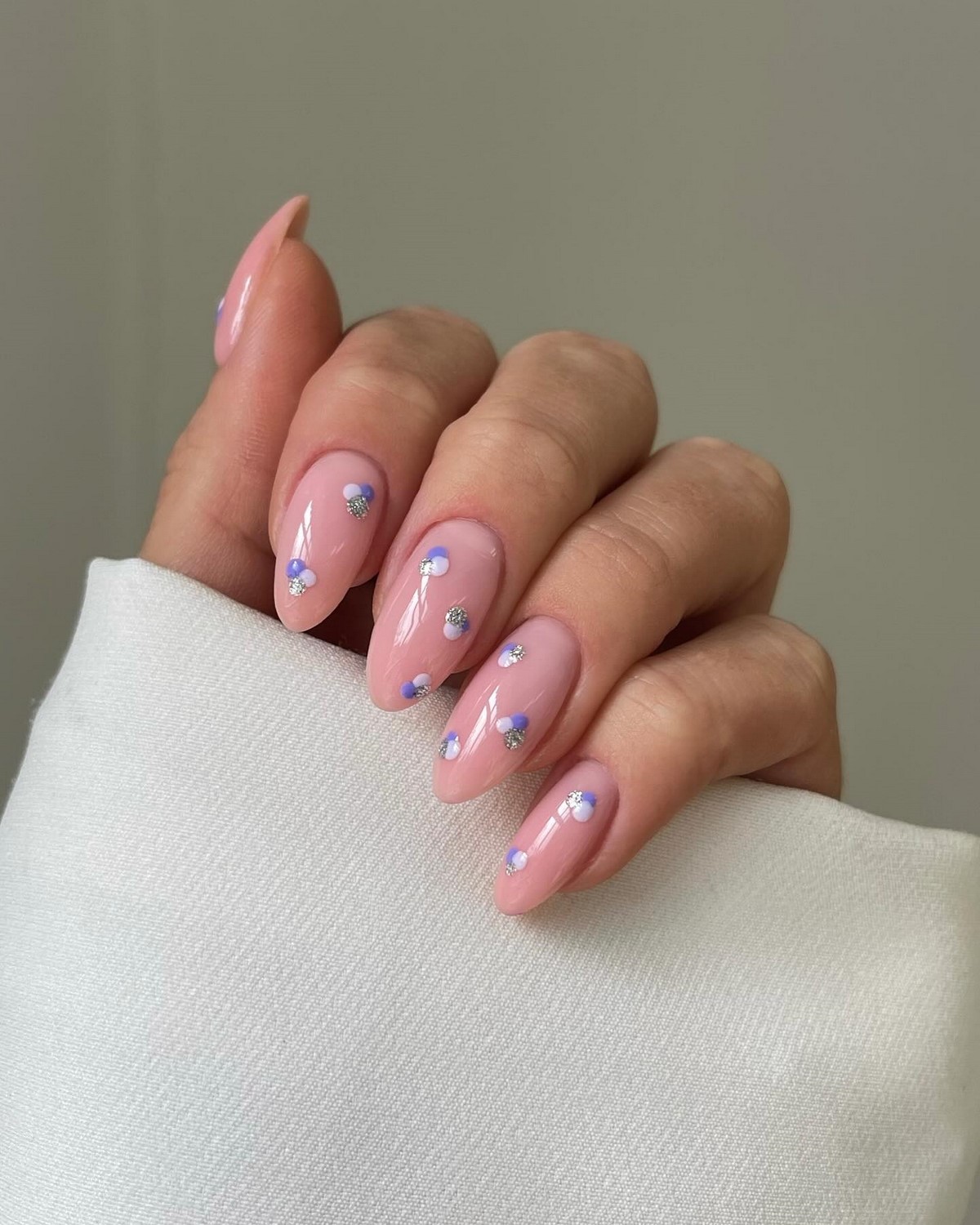 Почему полупрозрачный маникюр весной выглядит дороже