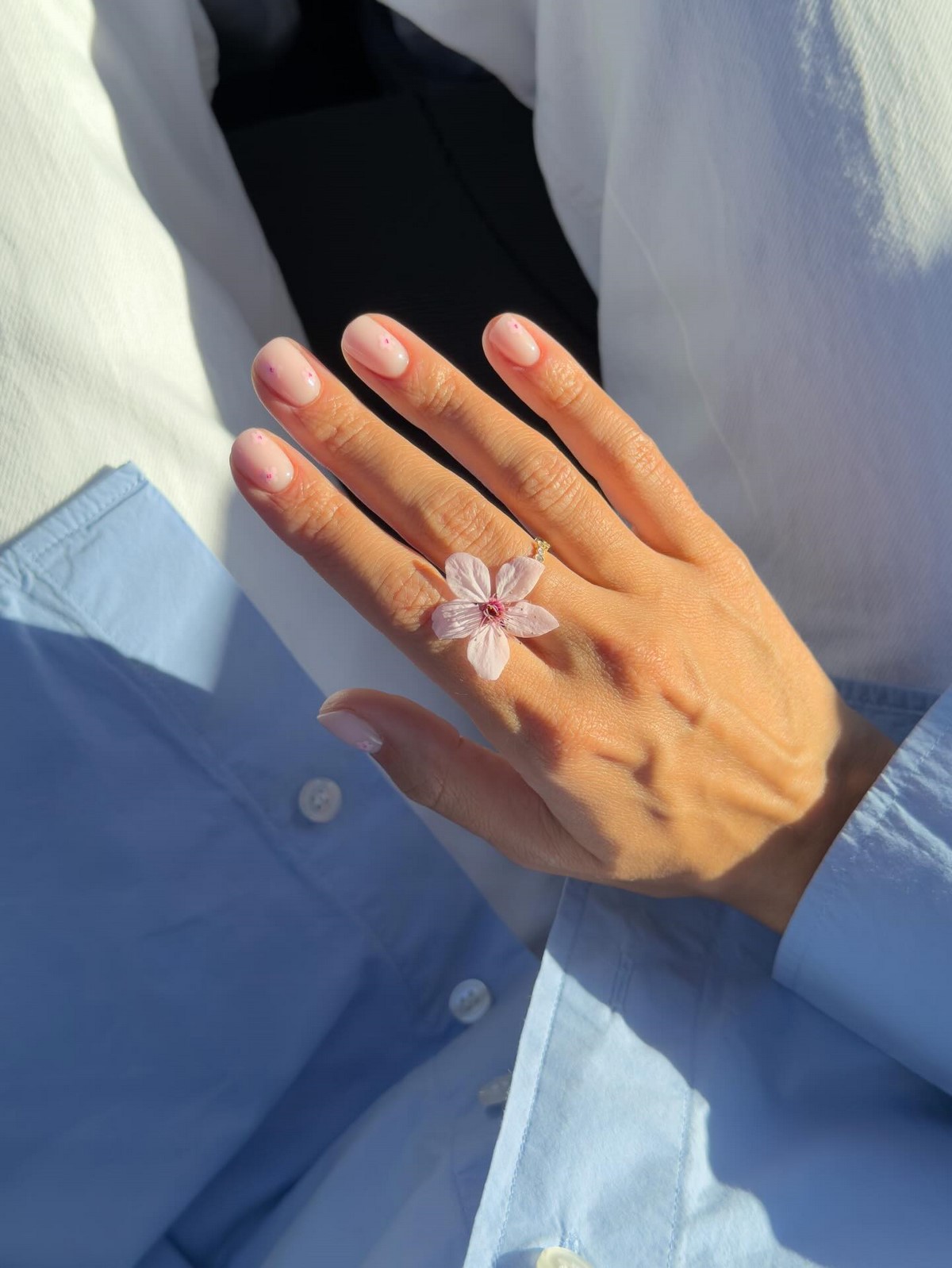 Забудьте про зайчиков на Пасху 2026: какой маникюр выбирают сейчас