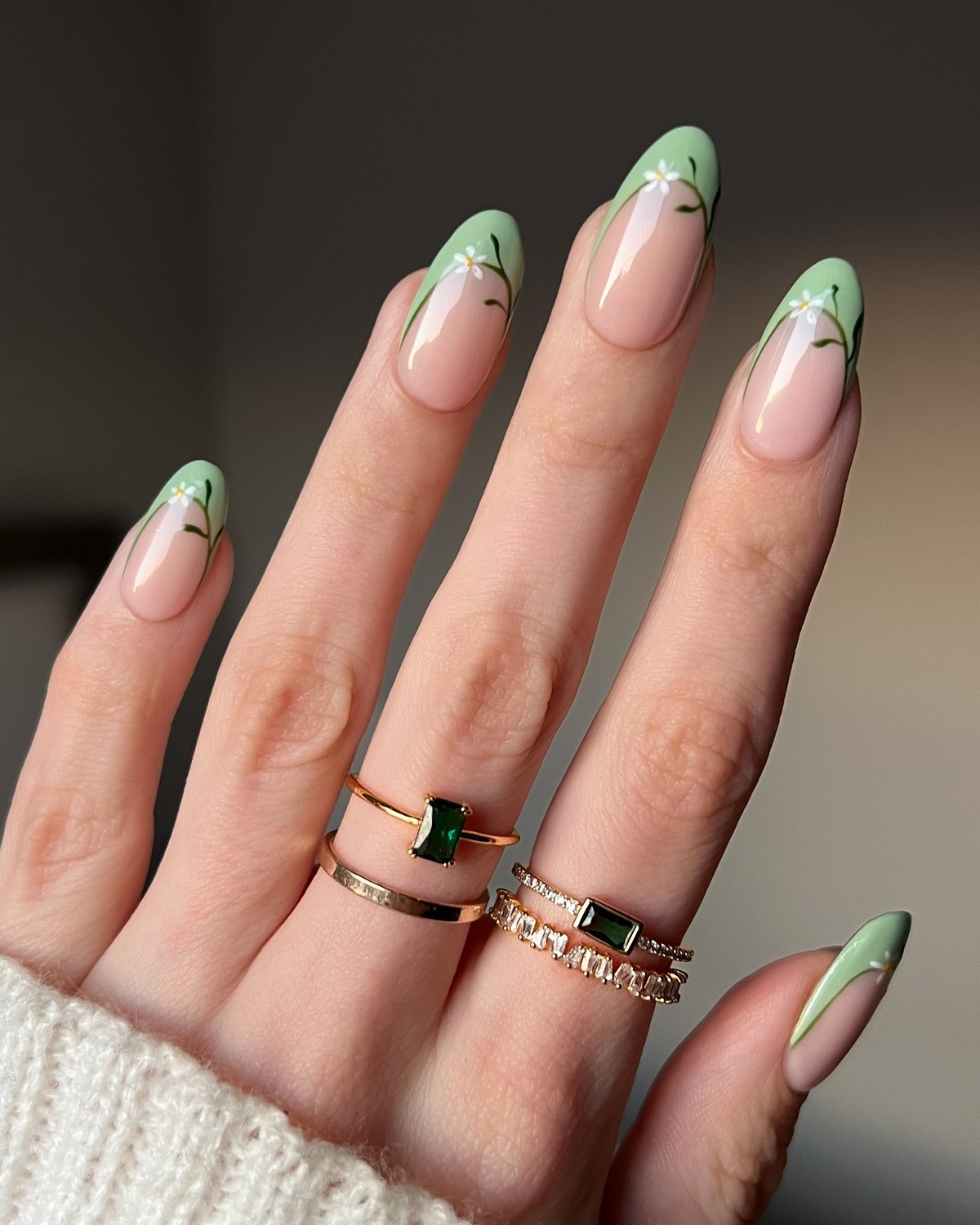 Зеленый маникюр апреля 2026: оттенки, которые захватили тренды