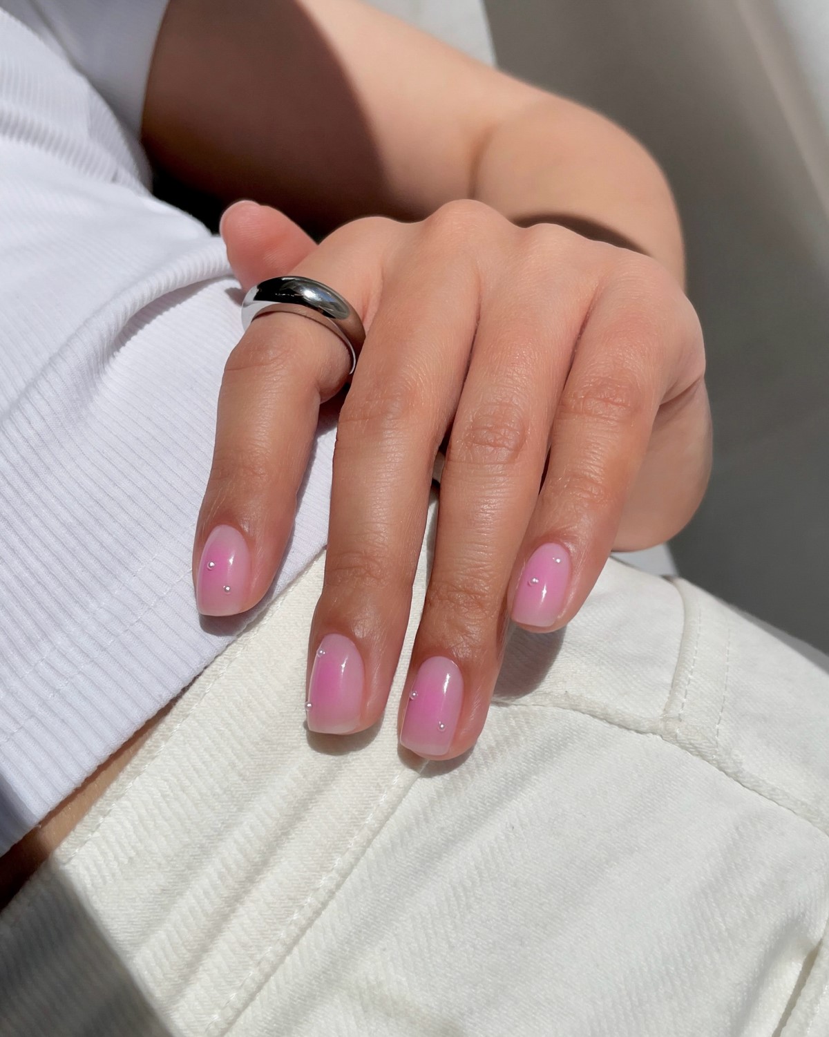 Маникюр апрель 2026: 7 оттенков, которые диктуют стиль