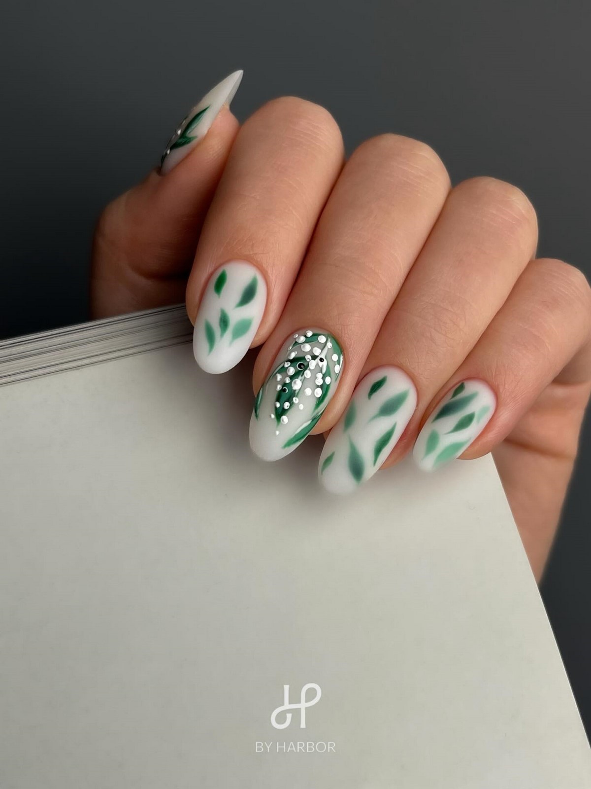 Зеленый маникюр апреля 2026: оттенки, которые захватили тренды