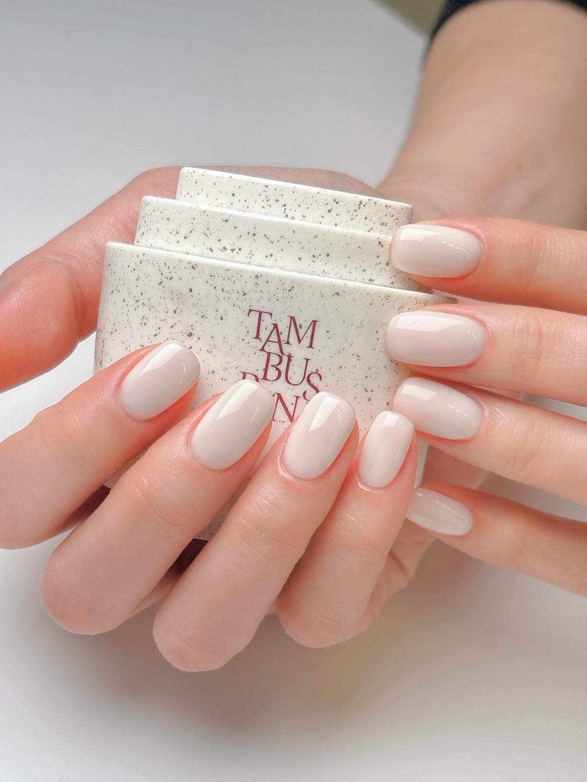 Нежный маникюр без дизайна: оттенки, которые выглядят аккуратно и стильно