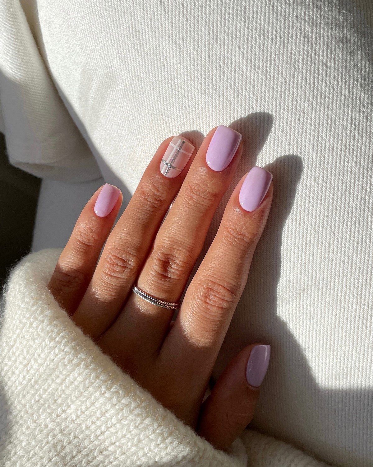 Почему лавандовый маникюр весной выглядит нежнее розового