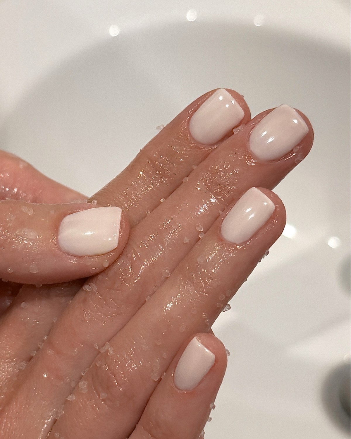 Молочный маникюр апреля 2026: новый стандарт вместо нюда