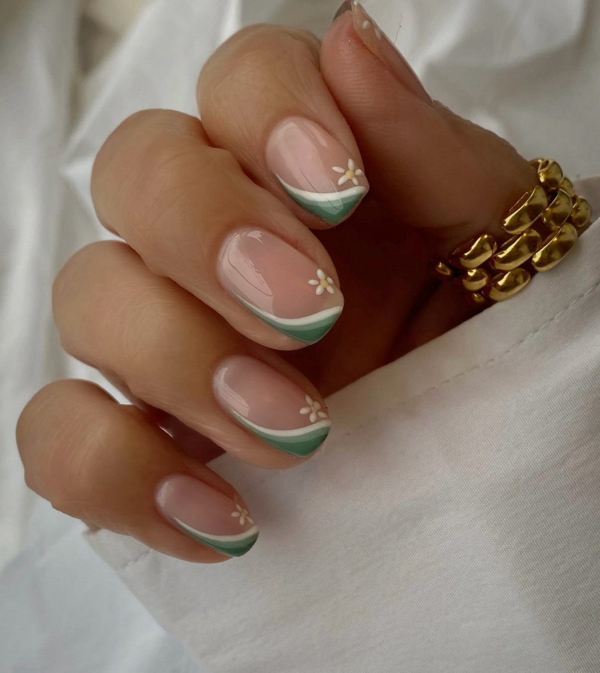 Весенний френч на апрель 2026: свежие формы вместо классики