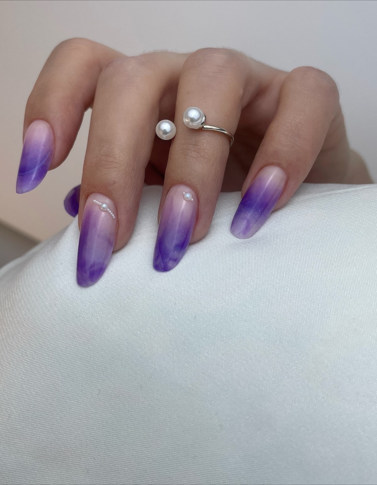 Почему лавандовый маникюр весной выглядит нежнее розового