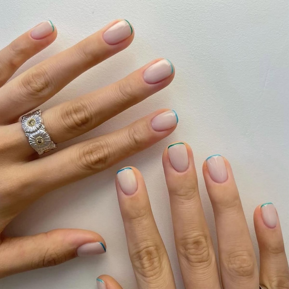 Весенний френч на апрель 2026: свежие формы вместо классики