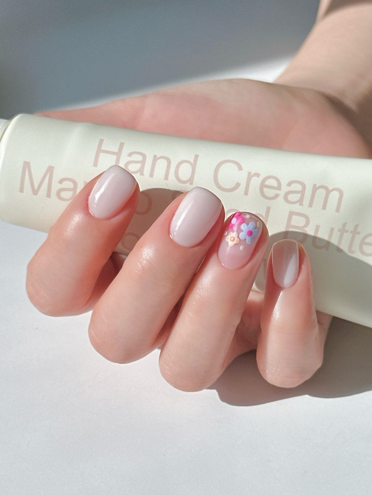 Короткие ногти на апрель: дорогие и аккуратные цвета