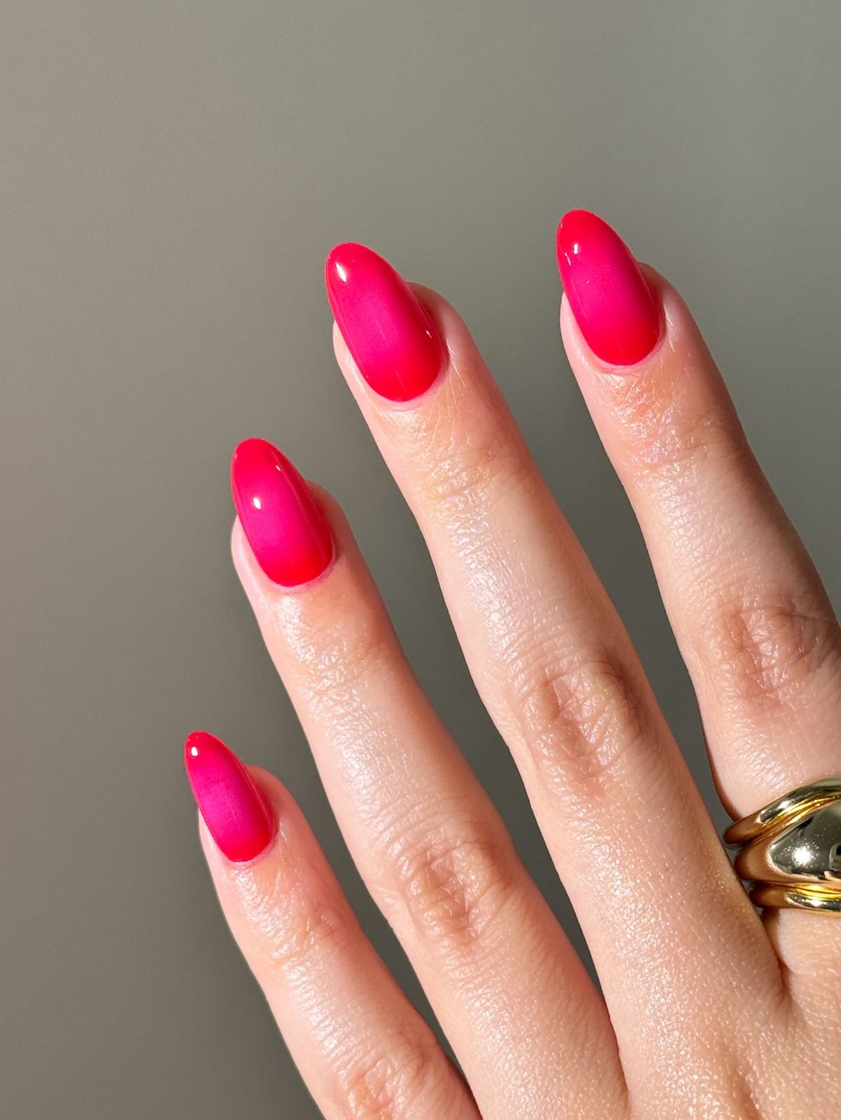 Аура-маникюр 2026 — весенний эффект свечения, который заменяет однотон