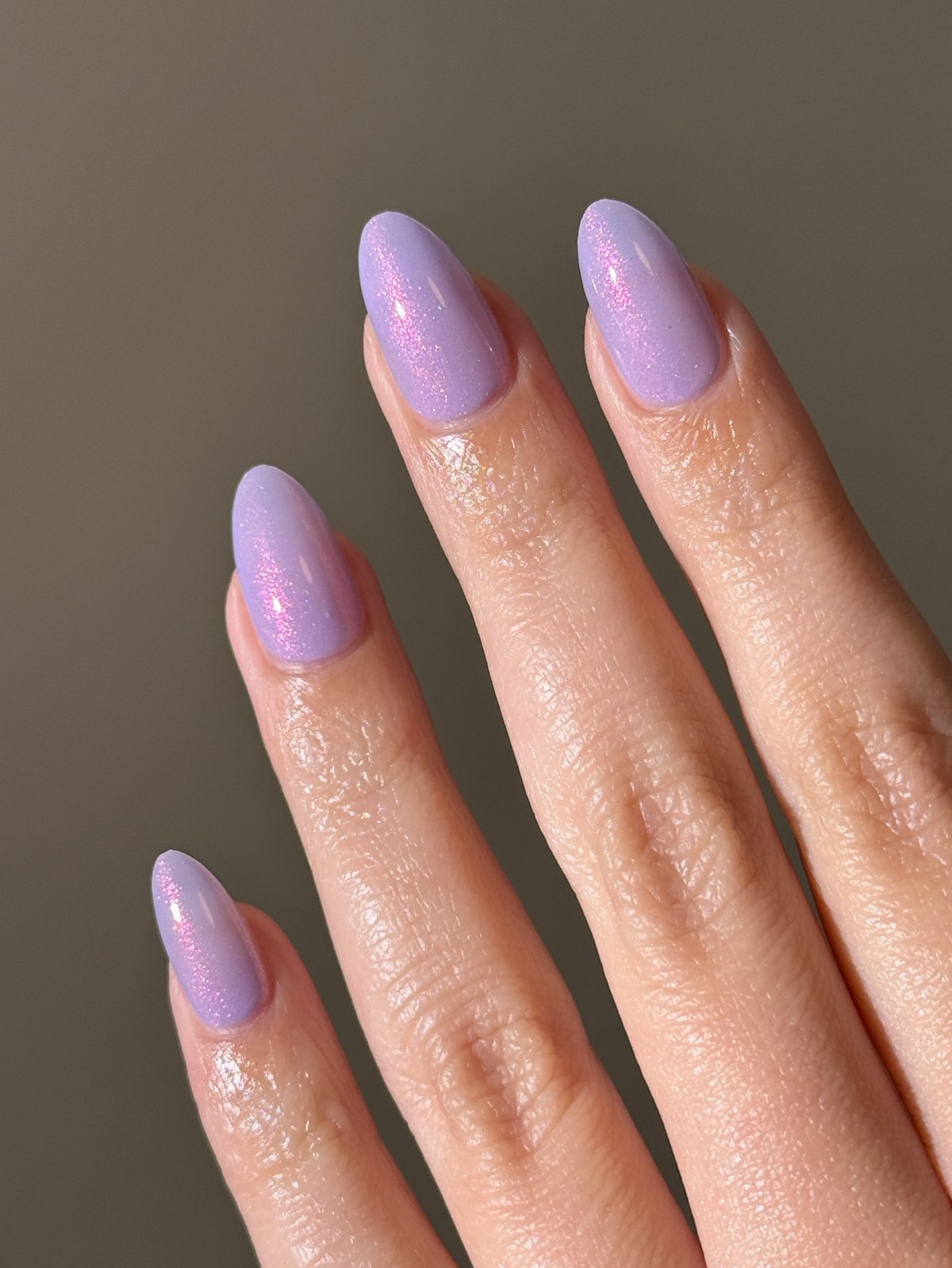 Почему лавандовый маникюр весной выглядит нежнее розового