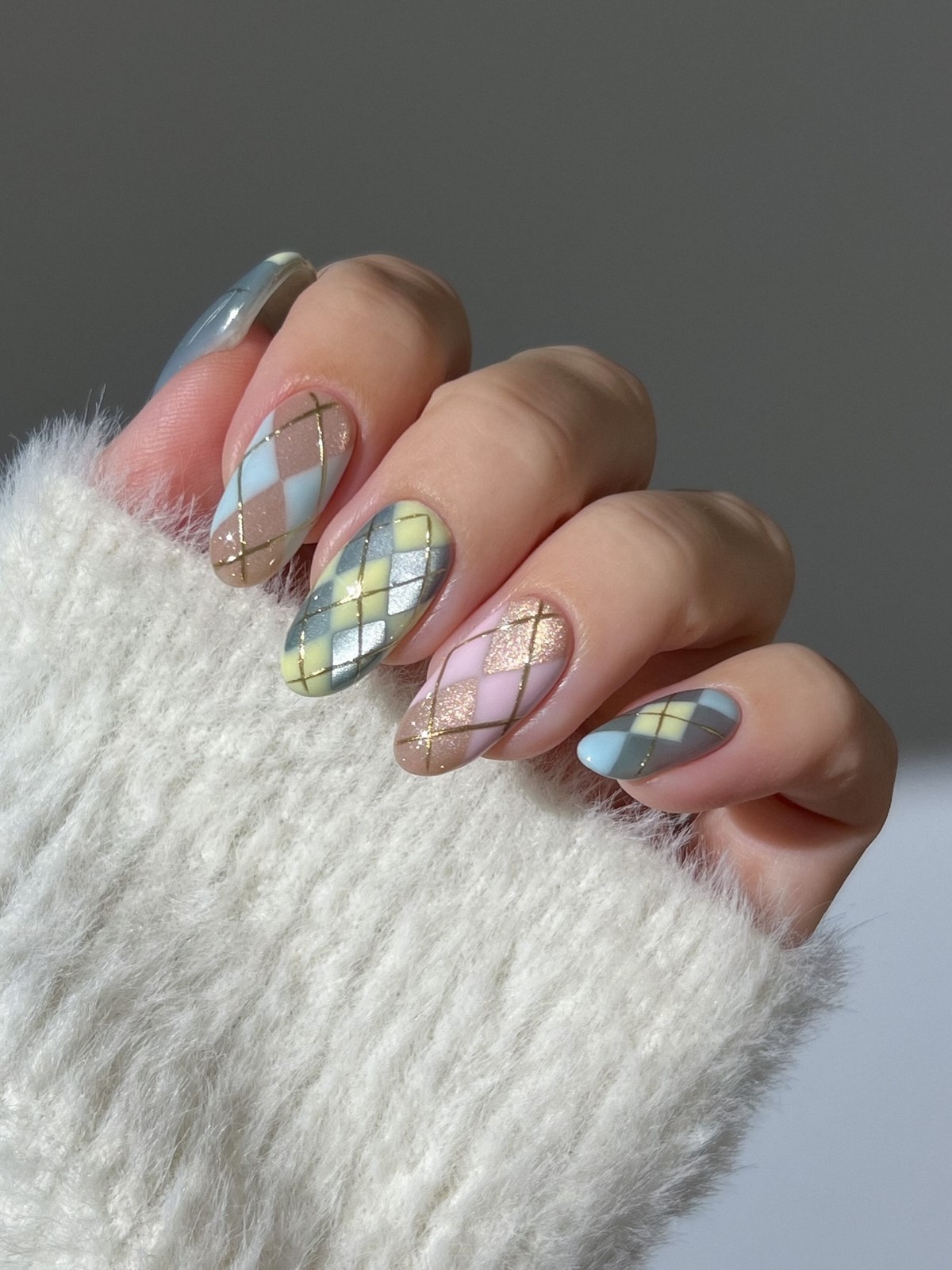 Кошачий глаз на ногтях: 5 оттенков, которые в тренде