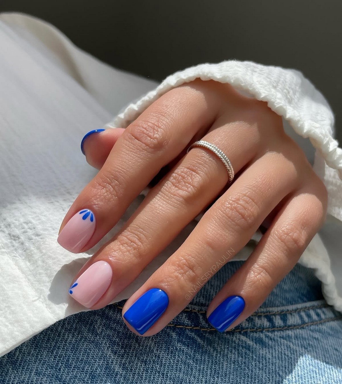 Мини-цветочки на ногтях: нежный маникюр, который вернулся в тренды