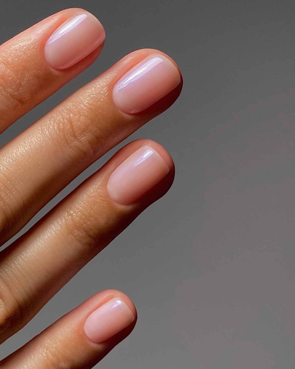 Маникюр с эффектом “чистых ногтей”: тренд, который заменил сложный дизайн