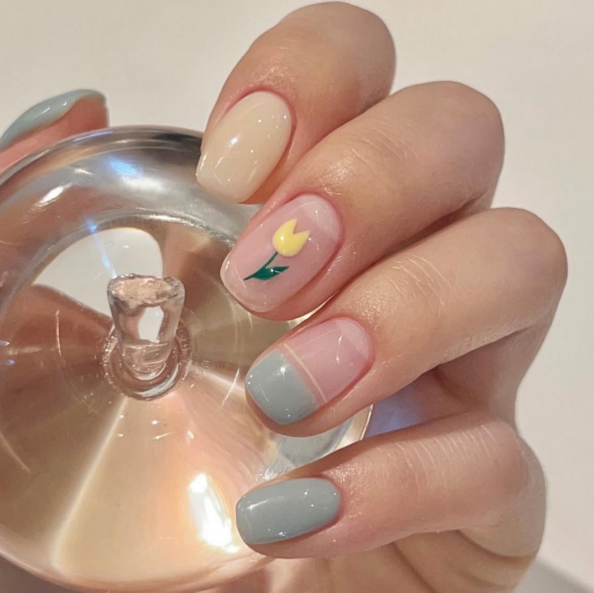 Маникюр с прозрачным центром: новый эффект легкости на ногтях