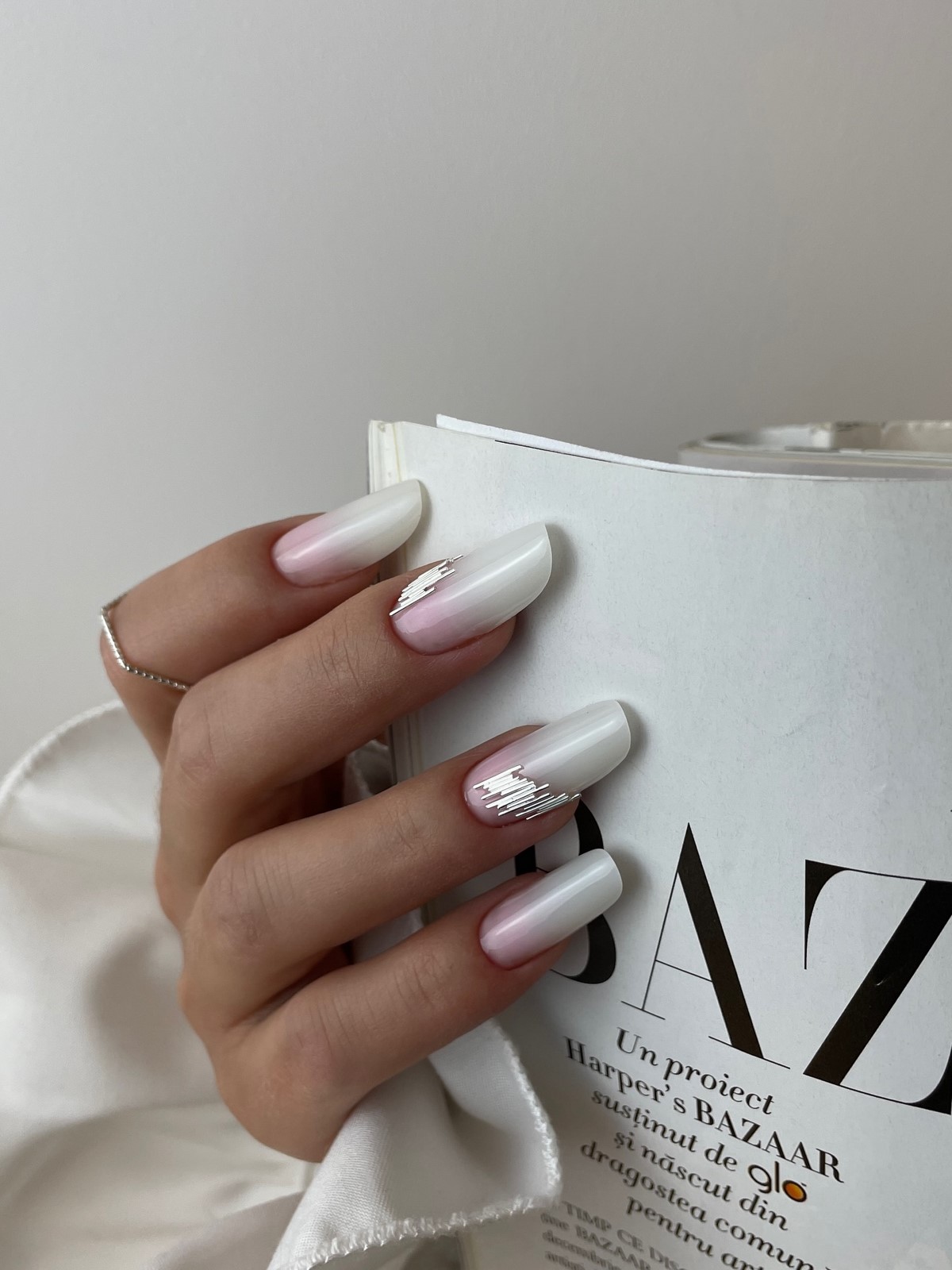 Молочный маникюр апреля 2026: новый стандарт вместо нюда