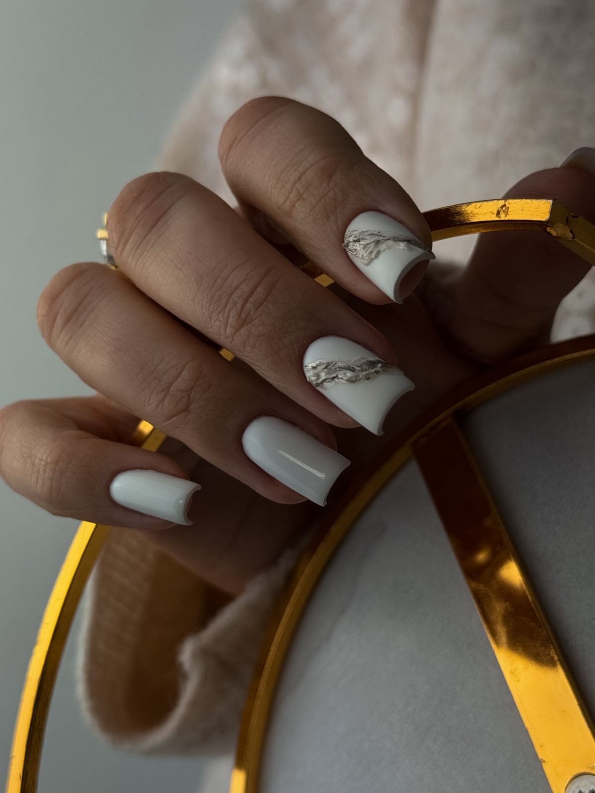 Почему молочный маникюр весной смотрится дороже нюда