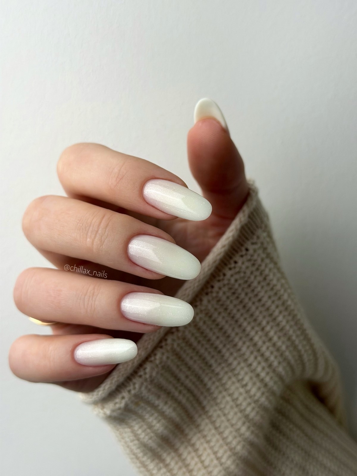 Нежный маникюр без дизайна: оттенки, которые выглядят аккуратно и стильно