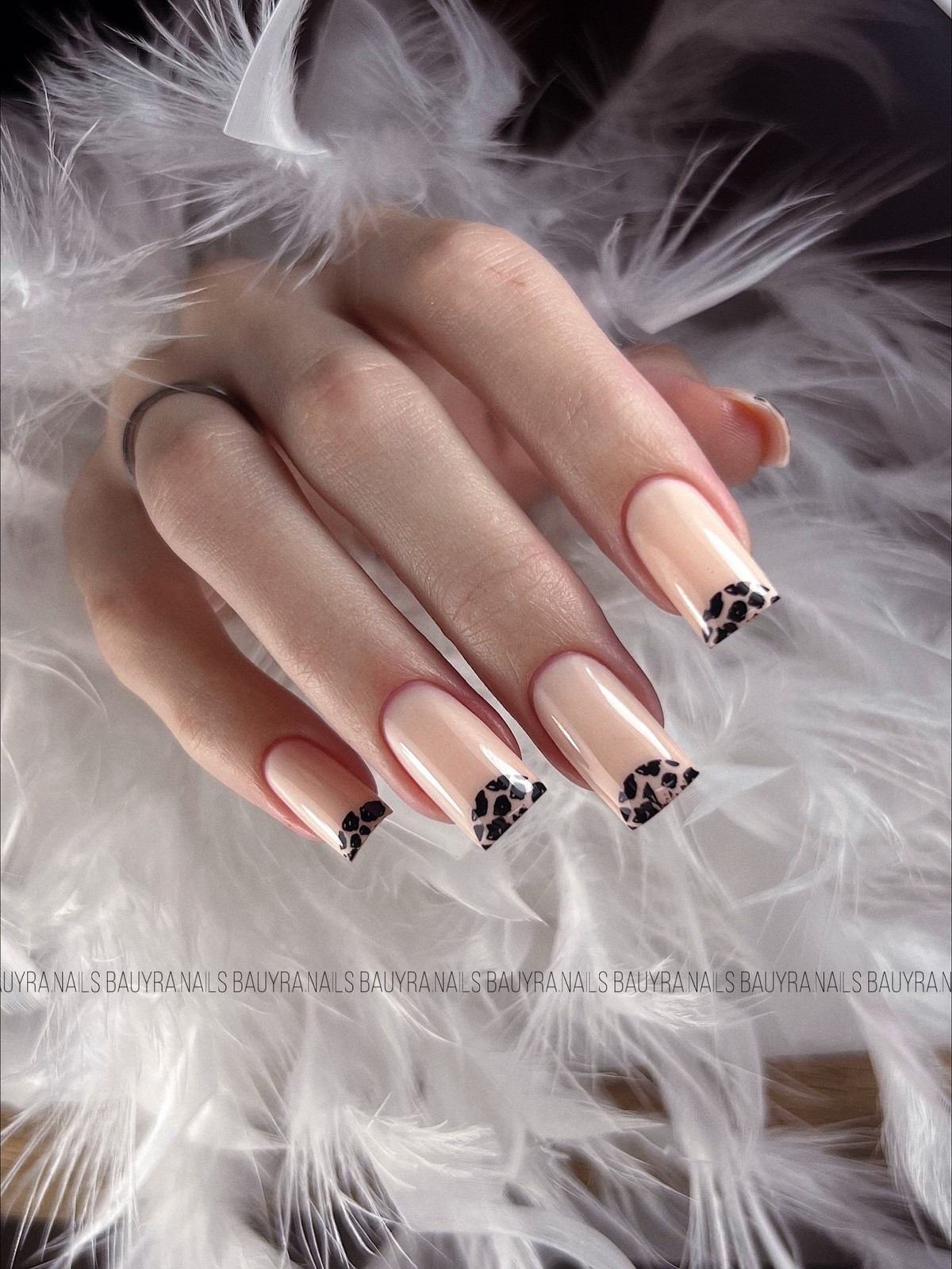 Нежный маникюр: оттенки, которые делают руки визуально моложе