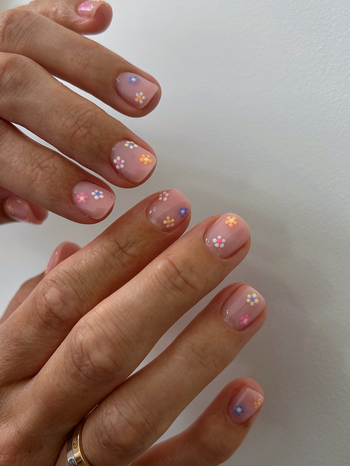 Почему полупрозрачный маникюр весной выглядит дороже