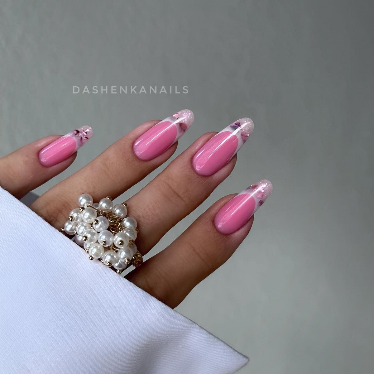 Весенний френч на апрель 2026: свежие формы вместо классики