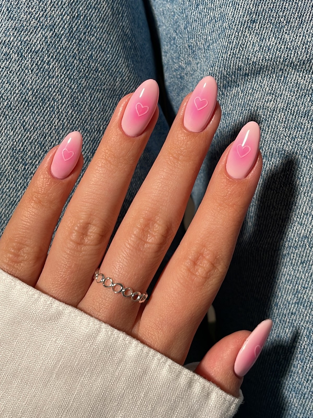 Аура-маникюр 2026 — весенний эффект свечения, который заменяет однотон