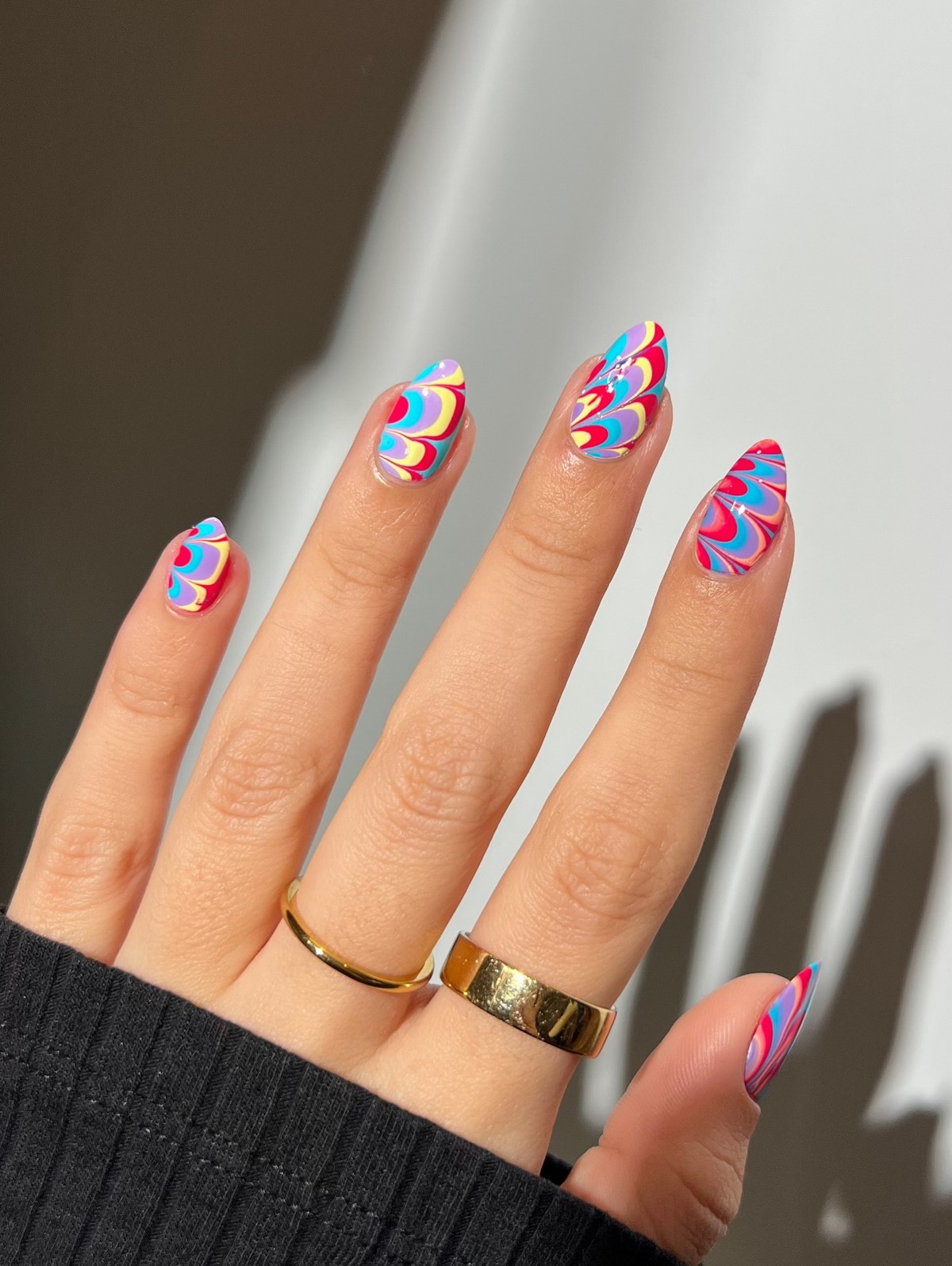 Дофаминовый маникюр весной 2026: взрыв цвета на ваших ногтях