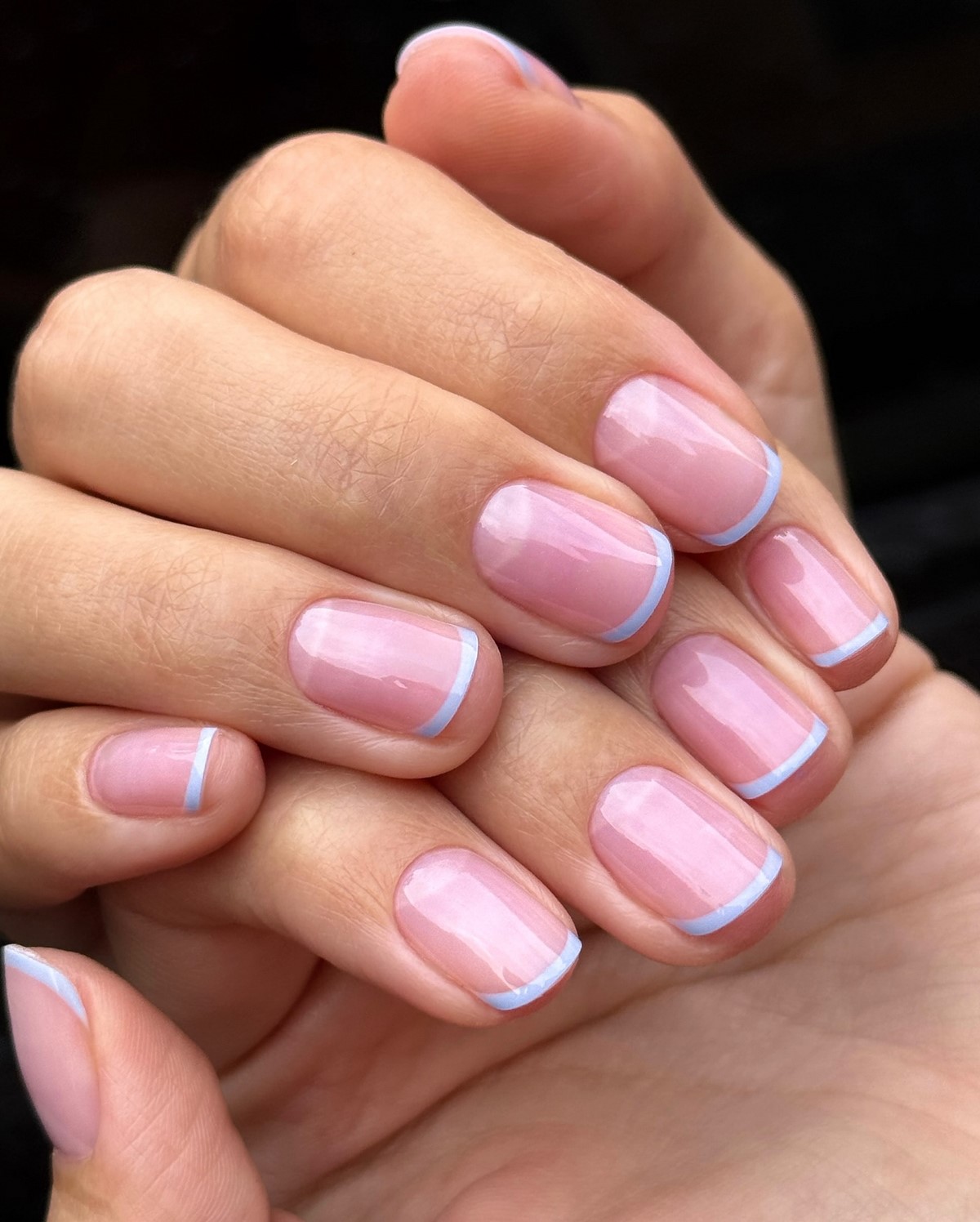 Голубой маникюр весна 2026: самый заметный тренд сезона