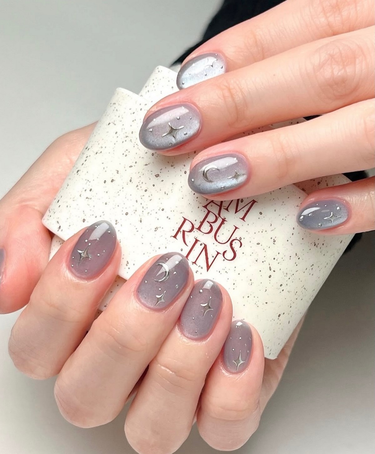 Маникюр с эффектом стекла: секрет дорогого вида