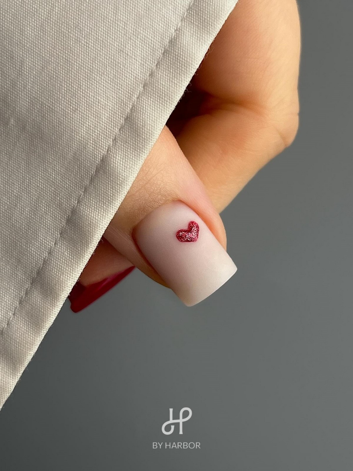 Маникюр с маленьким сердцем: нежный акцент, который заметили все