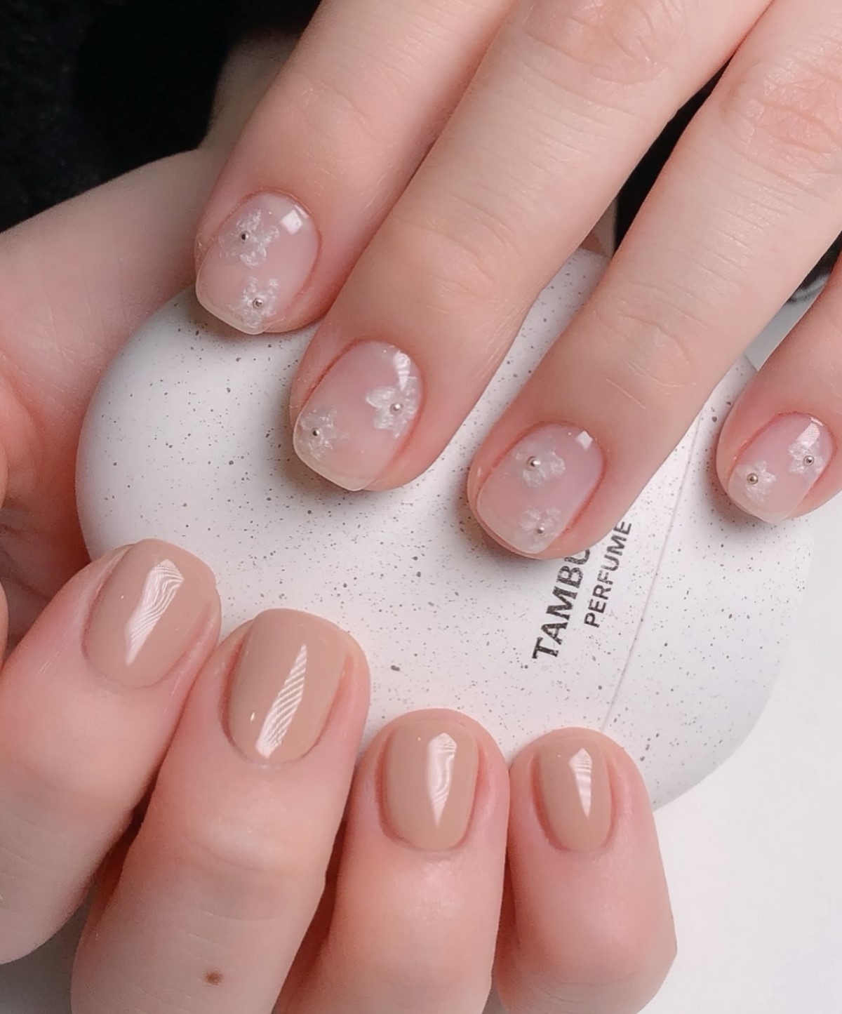 Мини-цветочки на ногтях: нежный маникюр, который вернулся в тренды