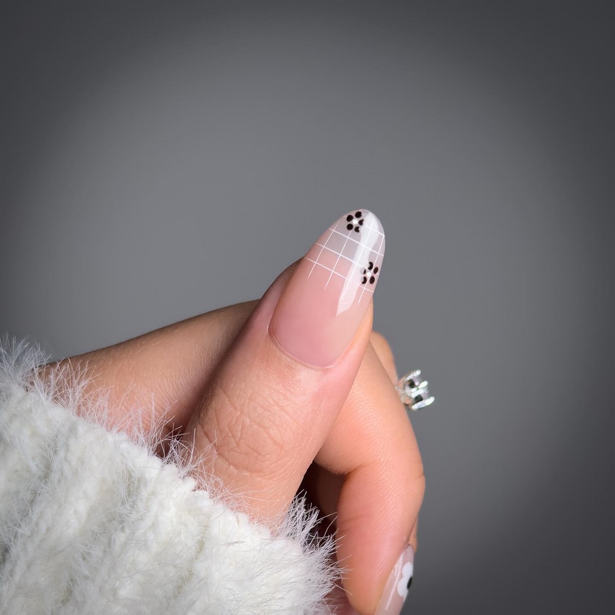 Маникюр с прозрачным центром: новый эффект легкости на ногтях