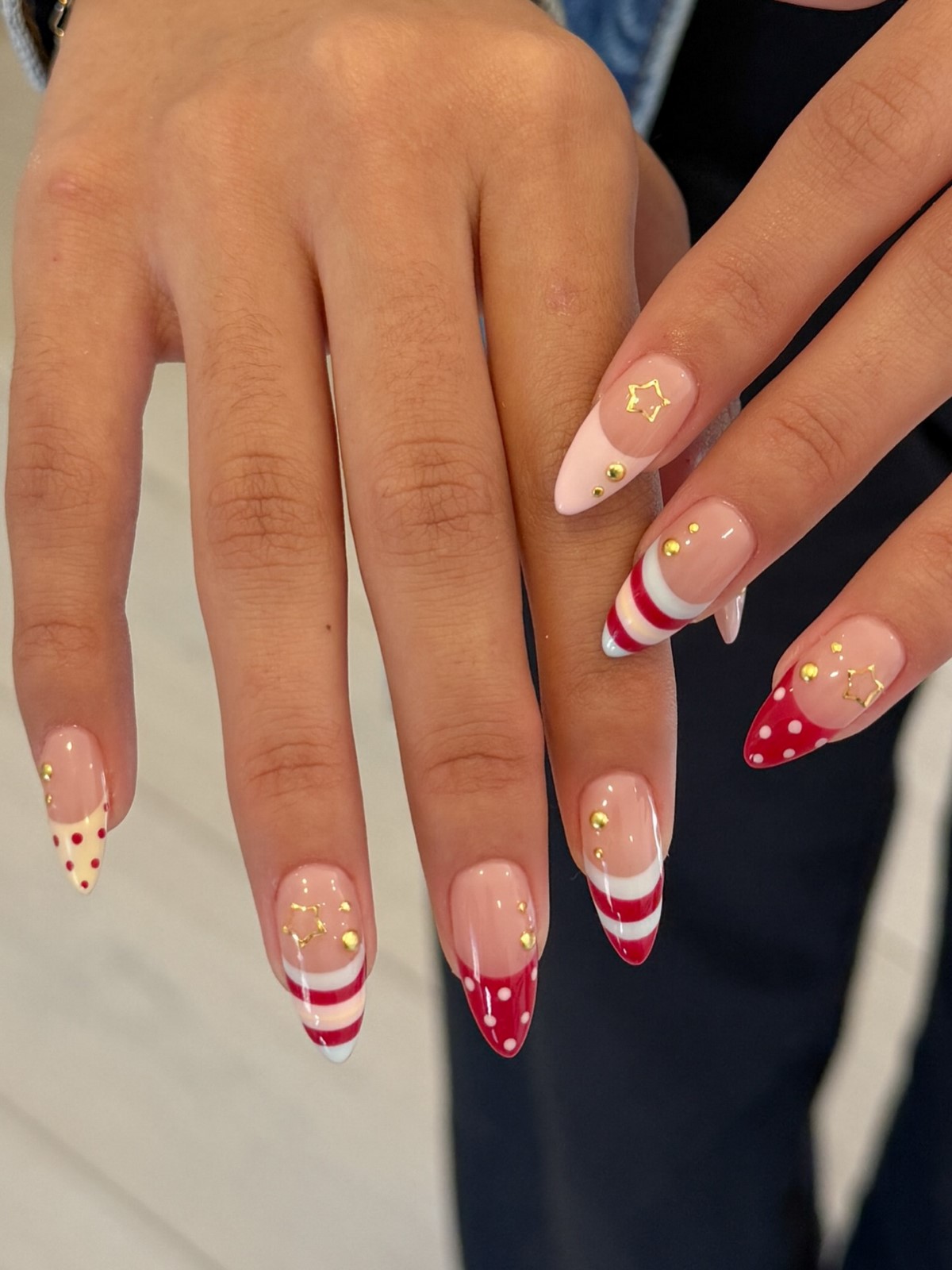 Маникюр с разноцветными полосками: главный яркий дизайн весны