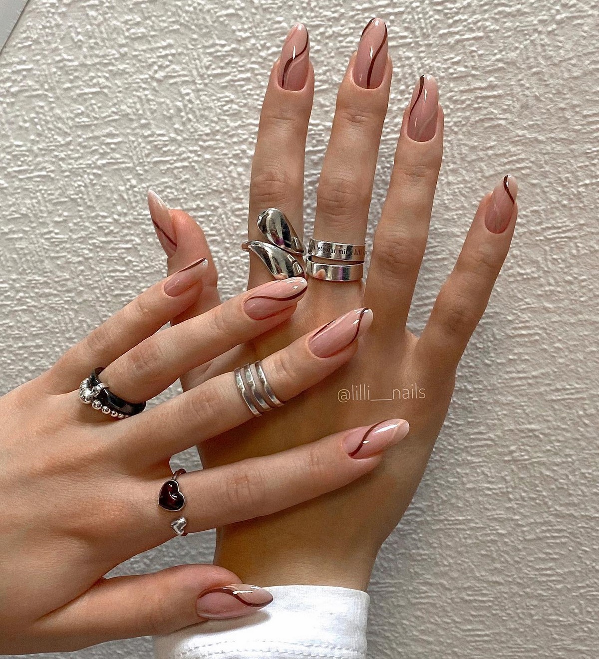 Маникюр с тонкой линией: минималистичный тренд весны 2026