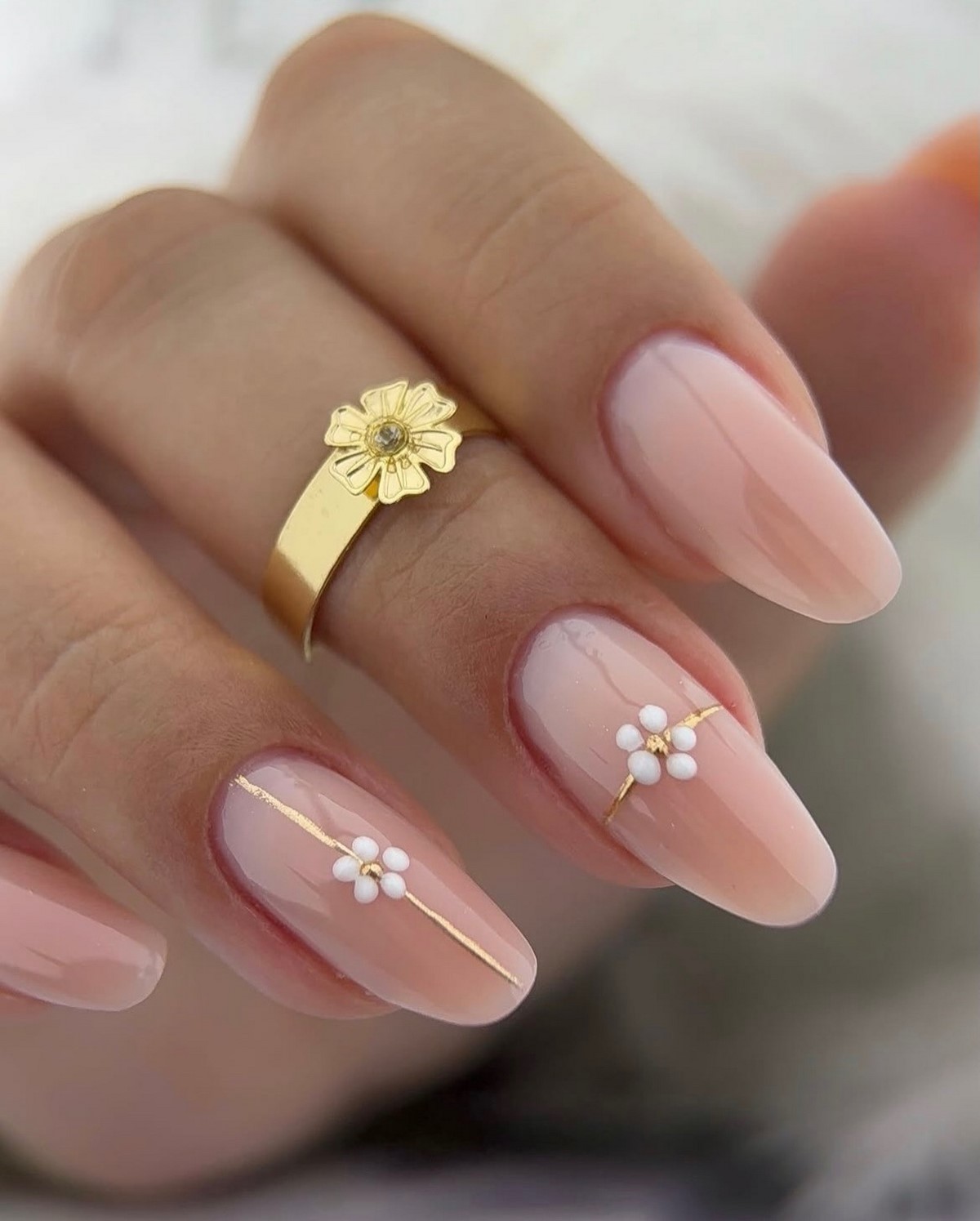 Маникюр в нежных тонах: оттенки, которые освежают руки