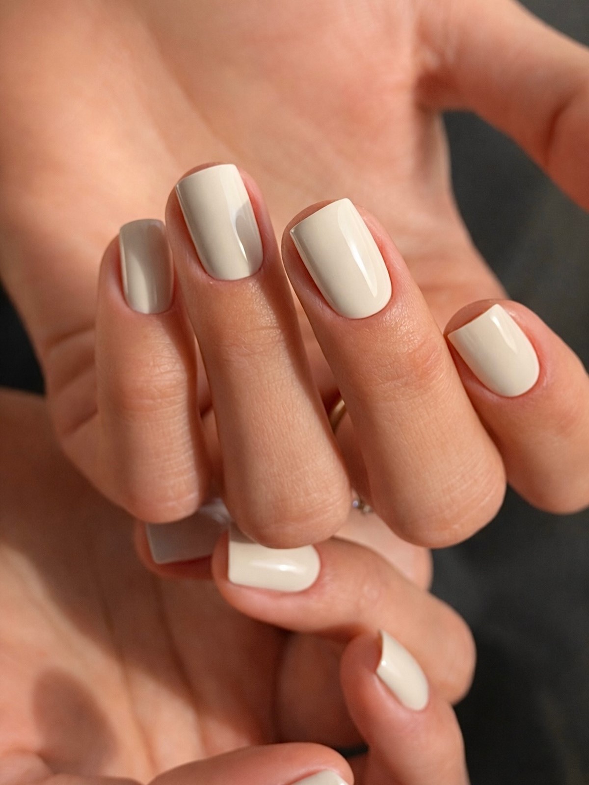 Молочный маникюр апреля 2026: новый стандарт вместо нюда