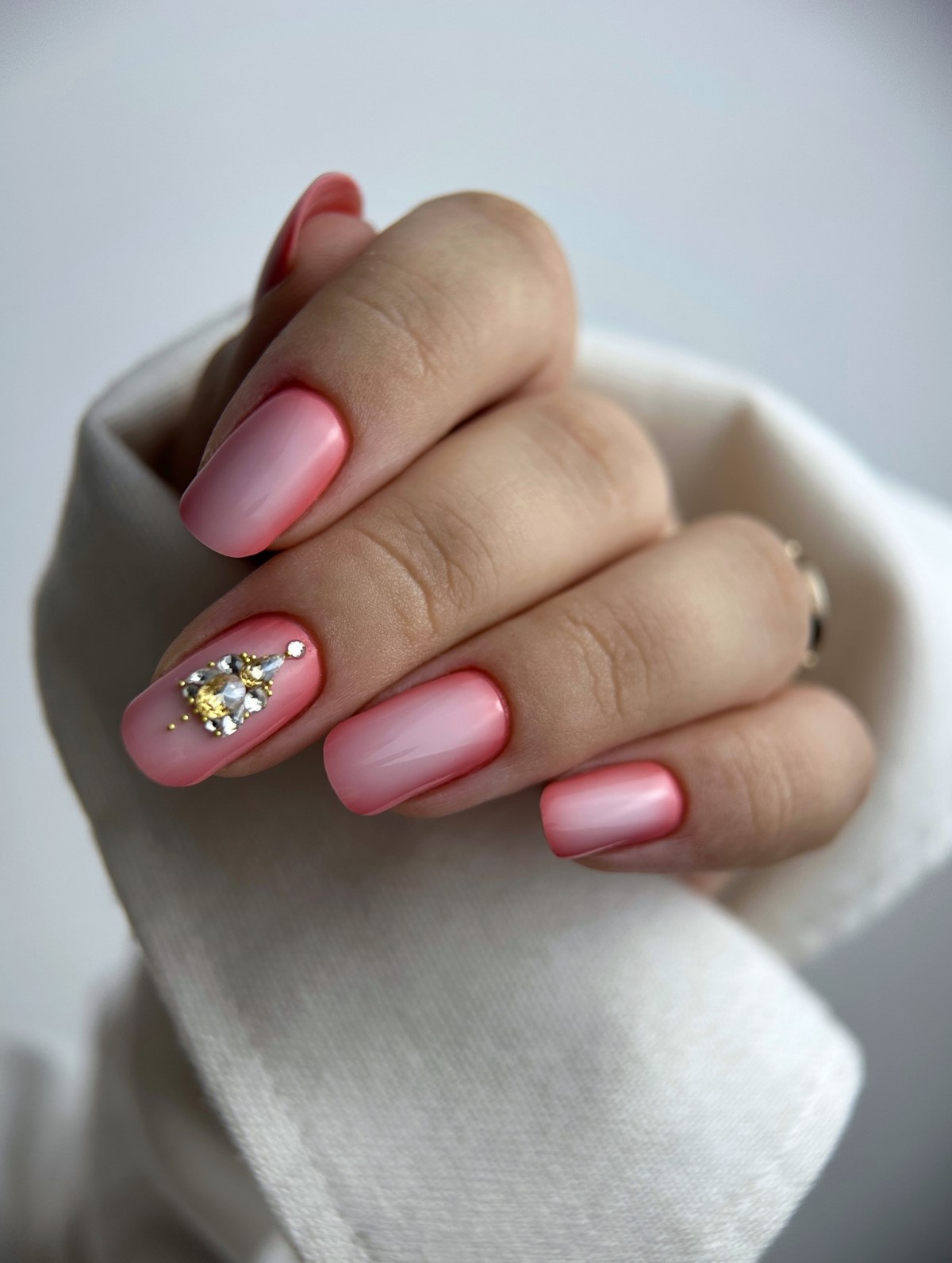 Нежный маникюр: оттенки, которые делают руки визуально моложе